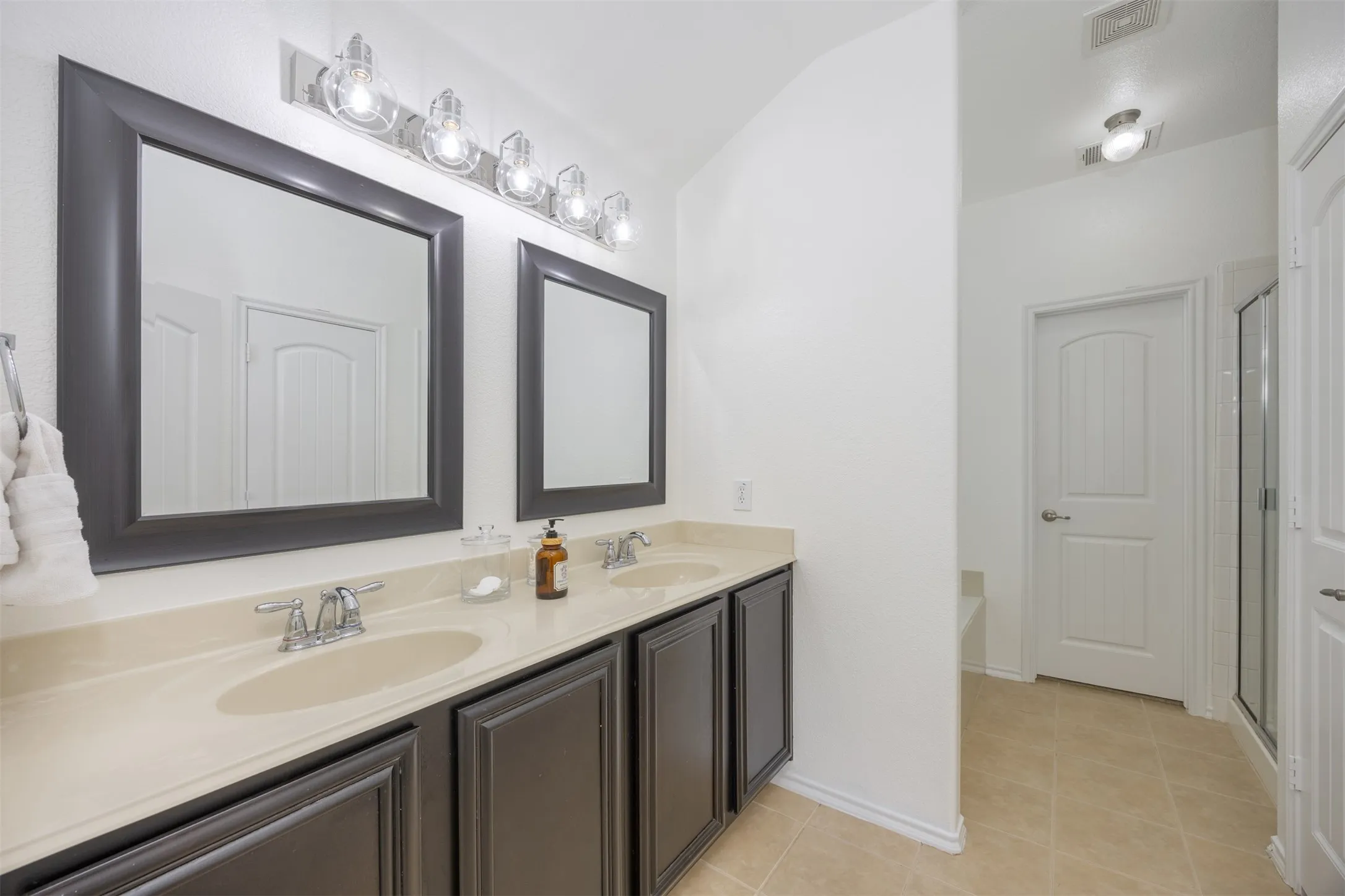 Single Family Residence For Sale in Collin County , 2536 Shooting Star Drive, Mc Kinney, Texas 75071, 3 Bedroom, 2 Bathroom, 2 Garage spaces, 1,873 Sqft, built in 2010, mls#21378800, Real Estate Agent in Mc Kinney, Homes For Sale in Collin county, Homes For Sale in Mc Kinney, Realtor in Mc Kinney Texas, Real Estate Brokerage Independent Realty Texas, Luminita Cordes Realtor