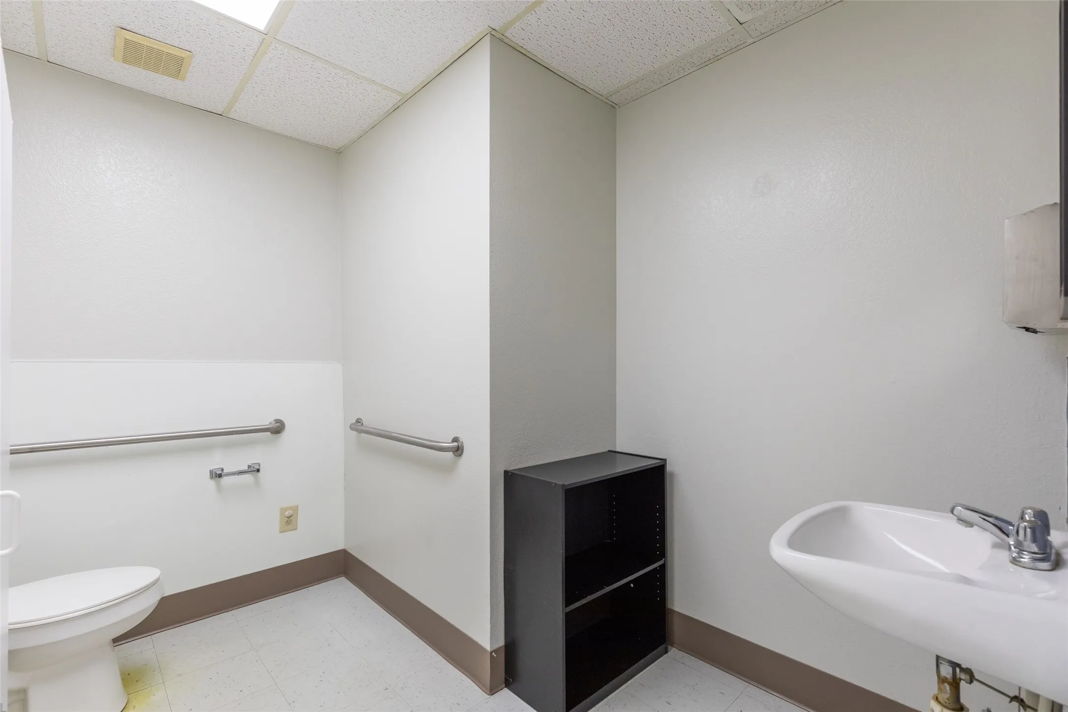 Office For Rent in Taylor County , 4009 Ridgemont Drive, Abilene, Texas 79606, 0, 0, Garage spaces, 0 Sqft, built in 1984, mls#21387161, Real Estate Agent in Abilene, Homes For Rent in Taylor county, Homes For Rent in Abilene, Realtor in Abilene Texas, Real Estate Brokerage Independent Realty Texas, Luminita Cordes Realtor