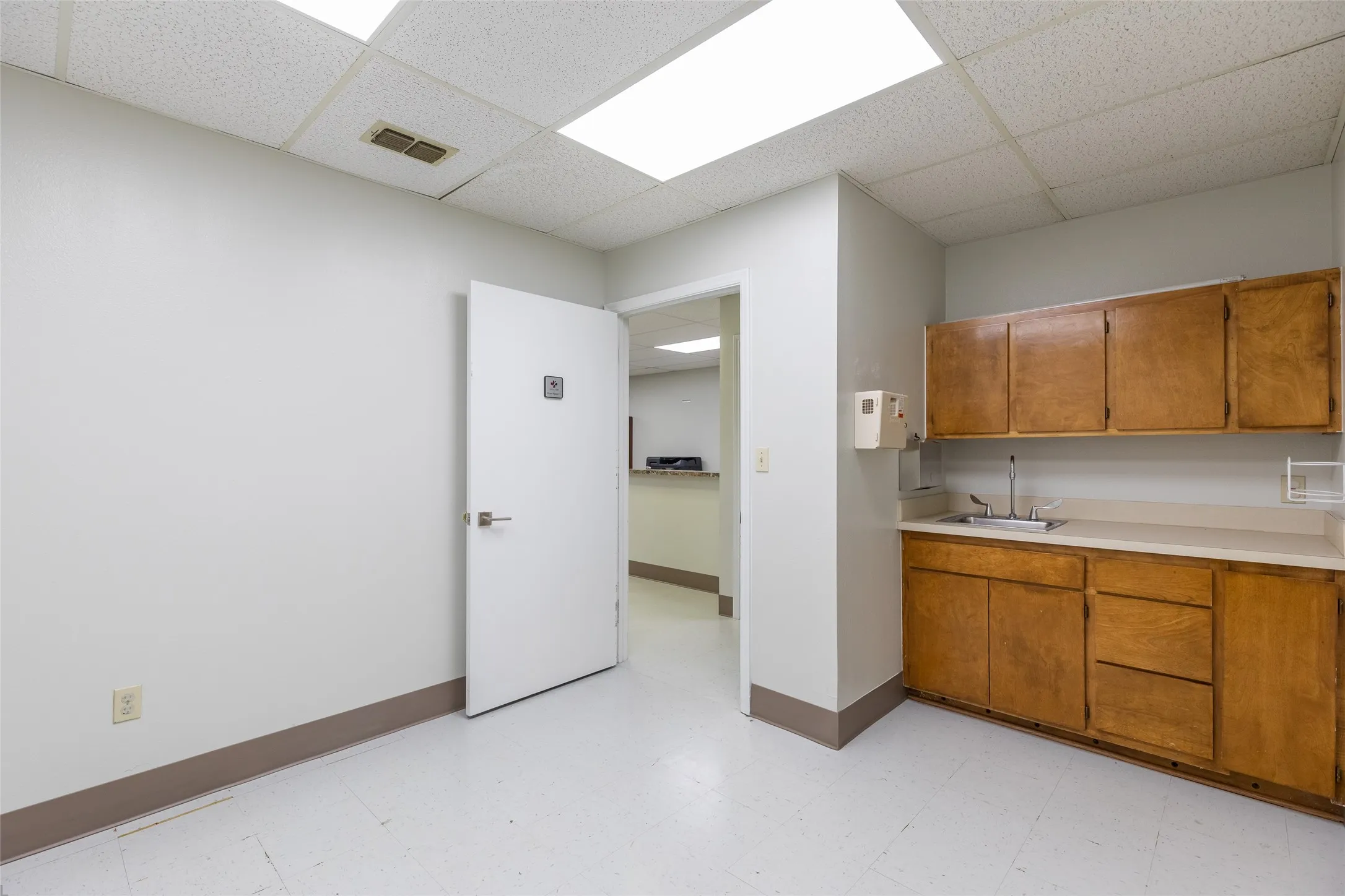 Office For Rent in Taylor County , 4009 Ridgemont Drive, Abilene, Texas 79606, 0, 0, Garage spaces, 0 Sqft, built in 1984, mls#21387161, Real Estate Agent in Abilene, Homes For Rent in Taylor county, Homes For Rent in Abilene, Realtor in Abilene Texas, Real Estate Brokerage Independent Realty Texas, Luminita Cordes Realtor
