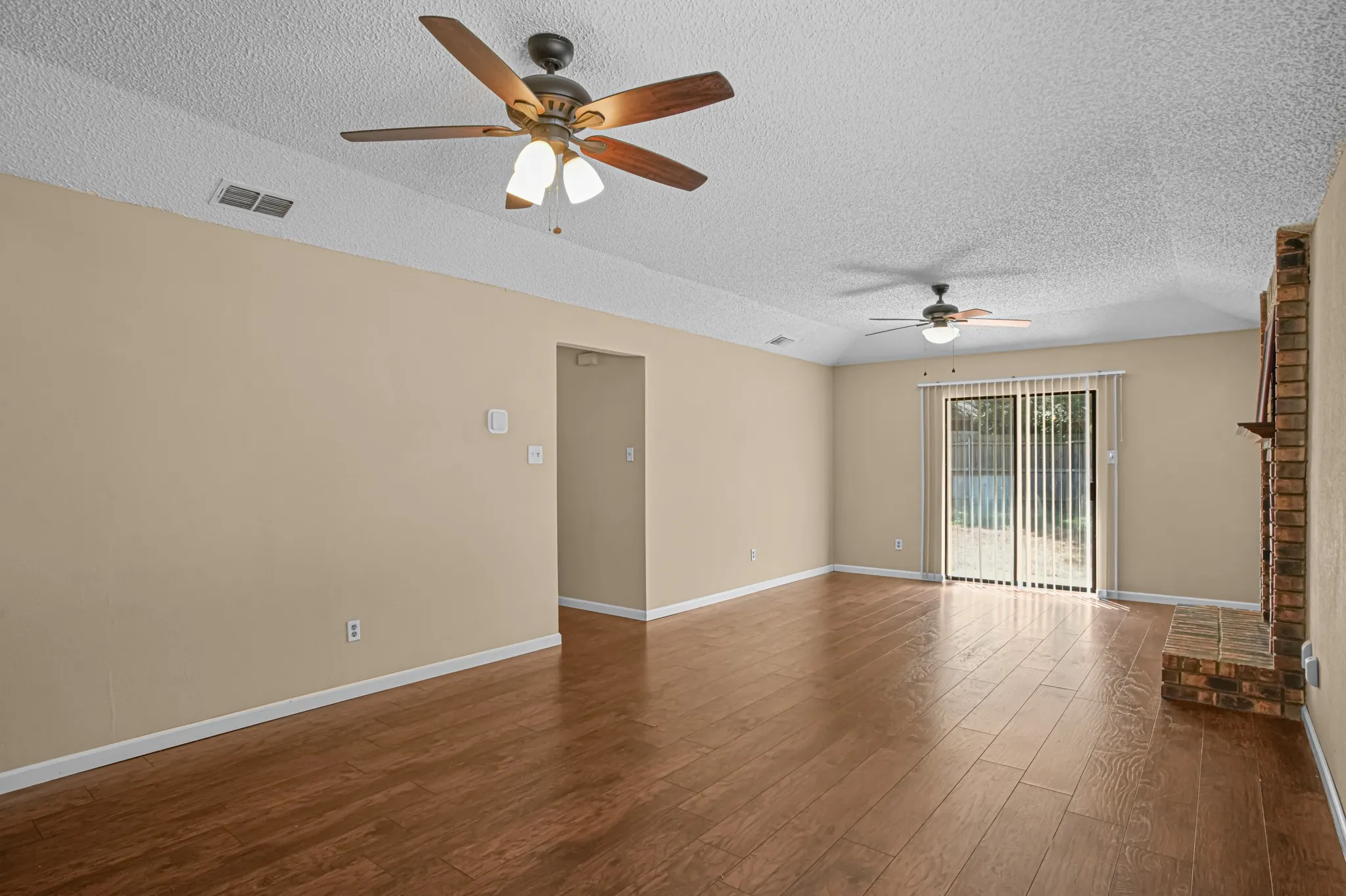 Lovely flooring throught the home, nice neture color to match decor.