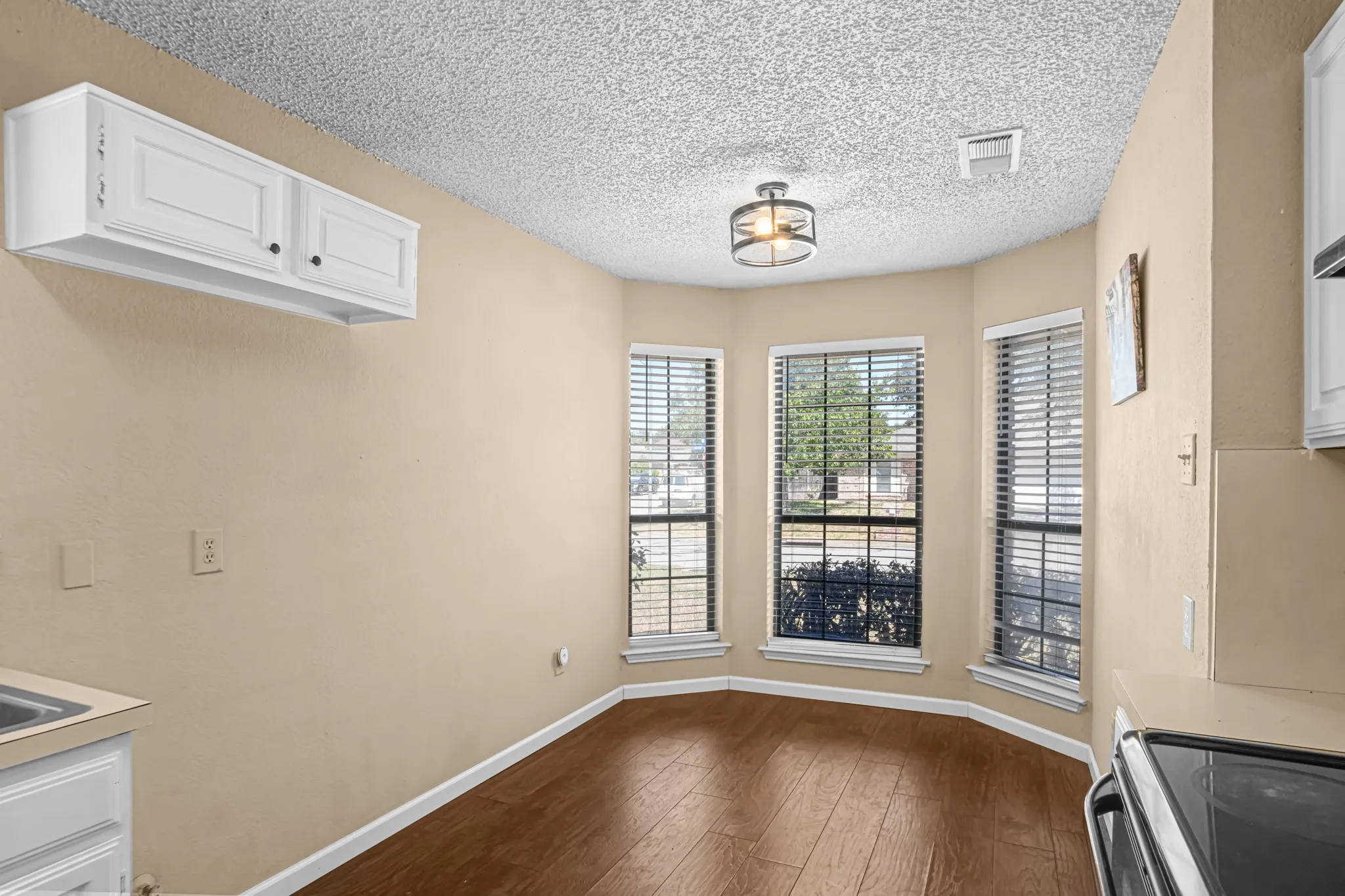 Single Family Residence For Rent in Tarrant County , 2134 Reverchon Drive, Arlington, Texas 76017, 3 Bedroom, 2 Bathroom, 2 Garage spaces, 1,482 Sqft, built in 1985, mls#21387942, Real Estate Agent in Arlington, Homes For Rent in Tarrant county, Homes For Rent in Arlington, Realtor in Arlington Texas, Real Estate Brokerage Independent Realty Texas, Luminita Cordes Realtor