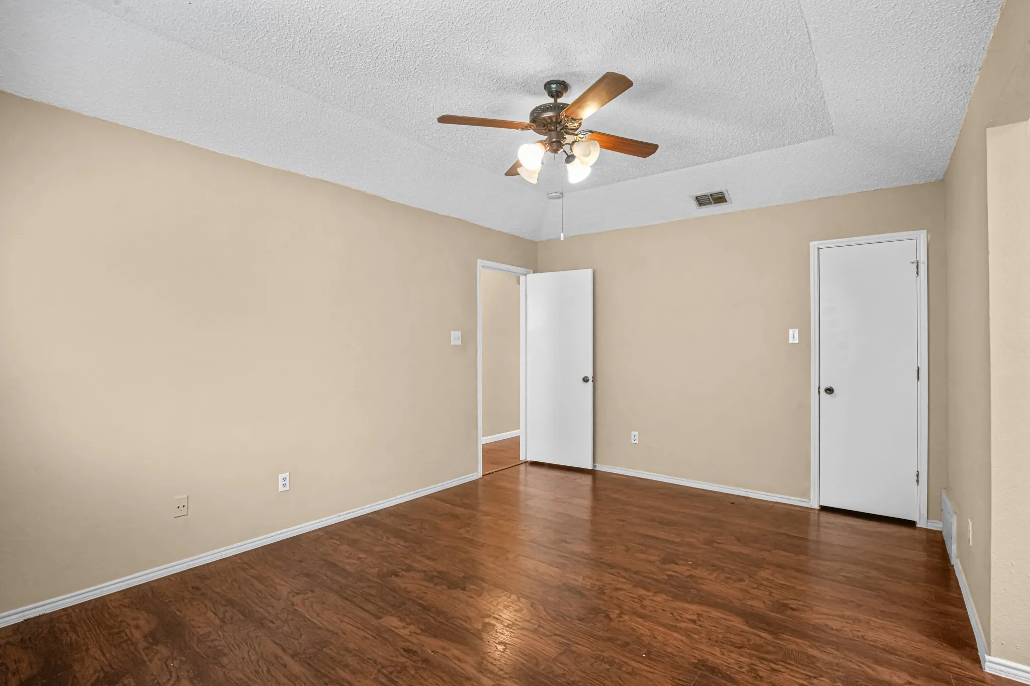 Master bedroom , closed door opens upto to walk in closet 1
