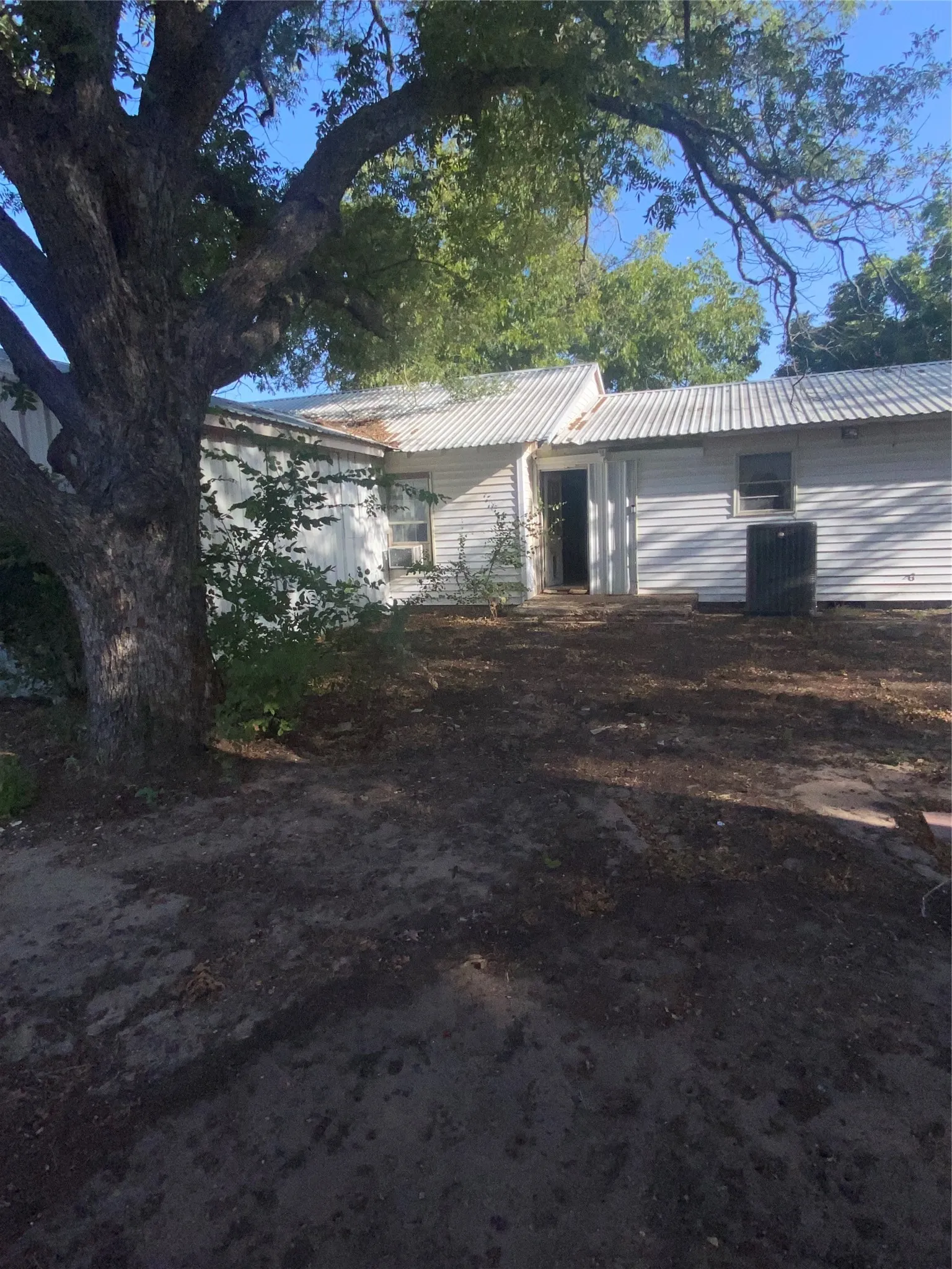 Single Family Residence For Sale in Callahan County , 600 2nd Street, Cross Plains, Texas 76443, 3 Bedroom, 2 Bathroom, Garage spaces, 2,424 Sqft, built in 1930, mls#21387992, Real Estate Agent in Cross Plains, Homes For Sale in Callahan county, Homes For Sale in Cross Plains, Realtor in Cross Plains Texas, Real Estate Brokerage Independent Realty Texas, Luminita Cordes Realtor