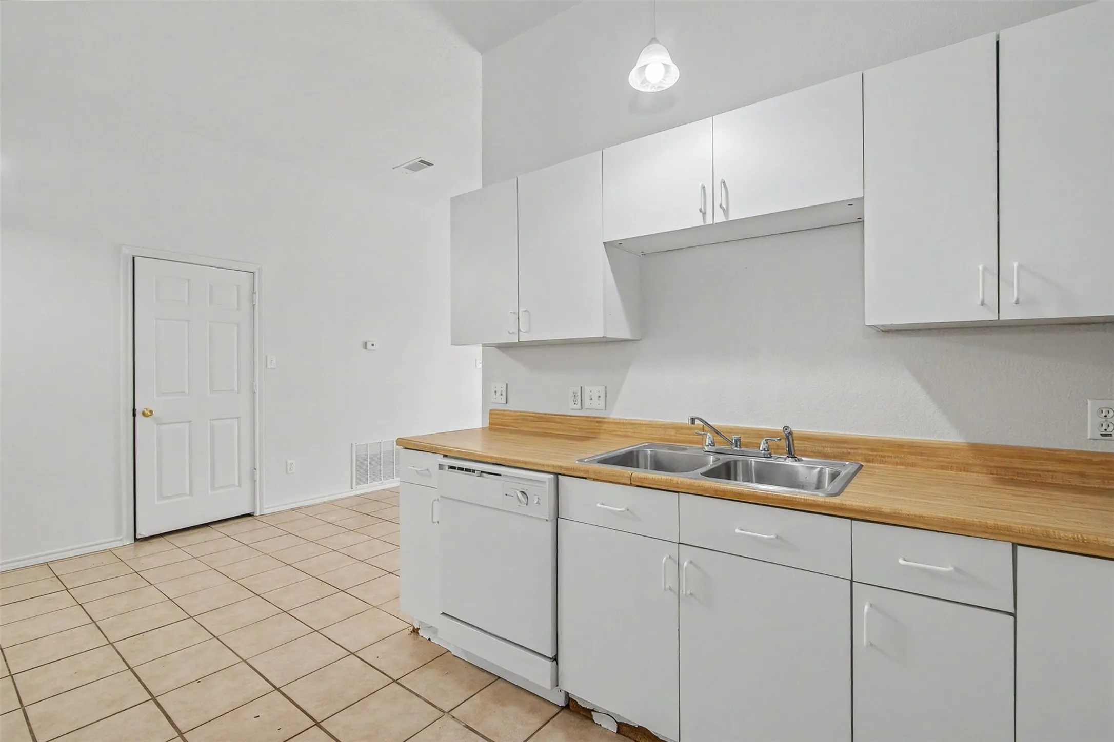 Duplex For Rent in Johnson County , 210 Joshua Boulevard, Joshua, Texas 76058, 2 Bedroom, 2 Bathroom, 2 Garage spaces, 1,108 Sqft, built in 1999, mls#21388059, Real Estate Agent in Joshua, Homes For Rent in Johnson county, Homes For Rent in Joshua, Realtor in Joshua Texas, Real Estate Brokerage Independent Realty Texas, Luminita Cordes Realtor