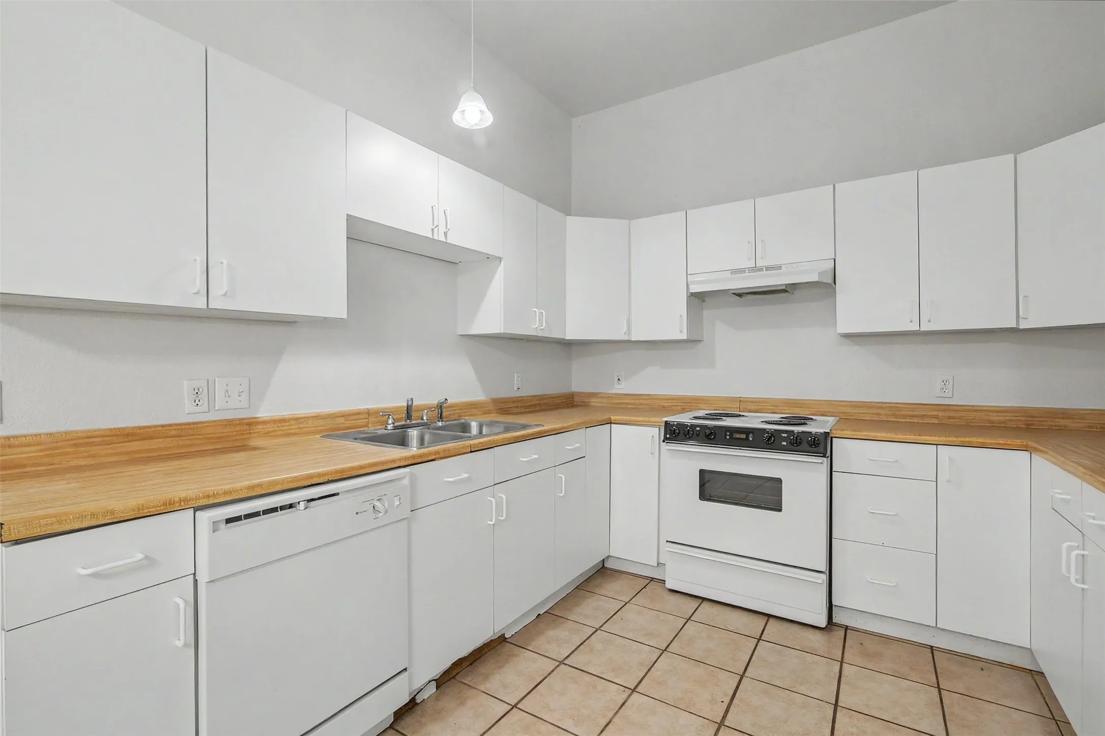 Duplex For Rent in Johnson County , 210 Joshua Boulevard, Joshua, Texas 76058, 2 Bedroom, 2 Bathroom, 2 Garage spaces, 1,108 Sqft, built in 1999, mls#21388059, Real Estate Agent in Joshua, Homes For Rent in Johnson county, Homes For Rent in Joshua, Realtor in Joshua Texas, Real Estate Brokerage Independent Realty Texas, Luminita Cordes Realtor