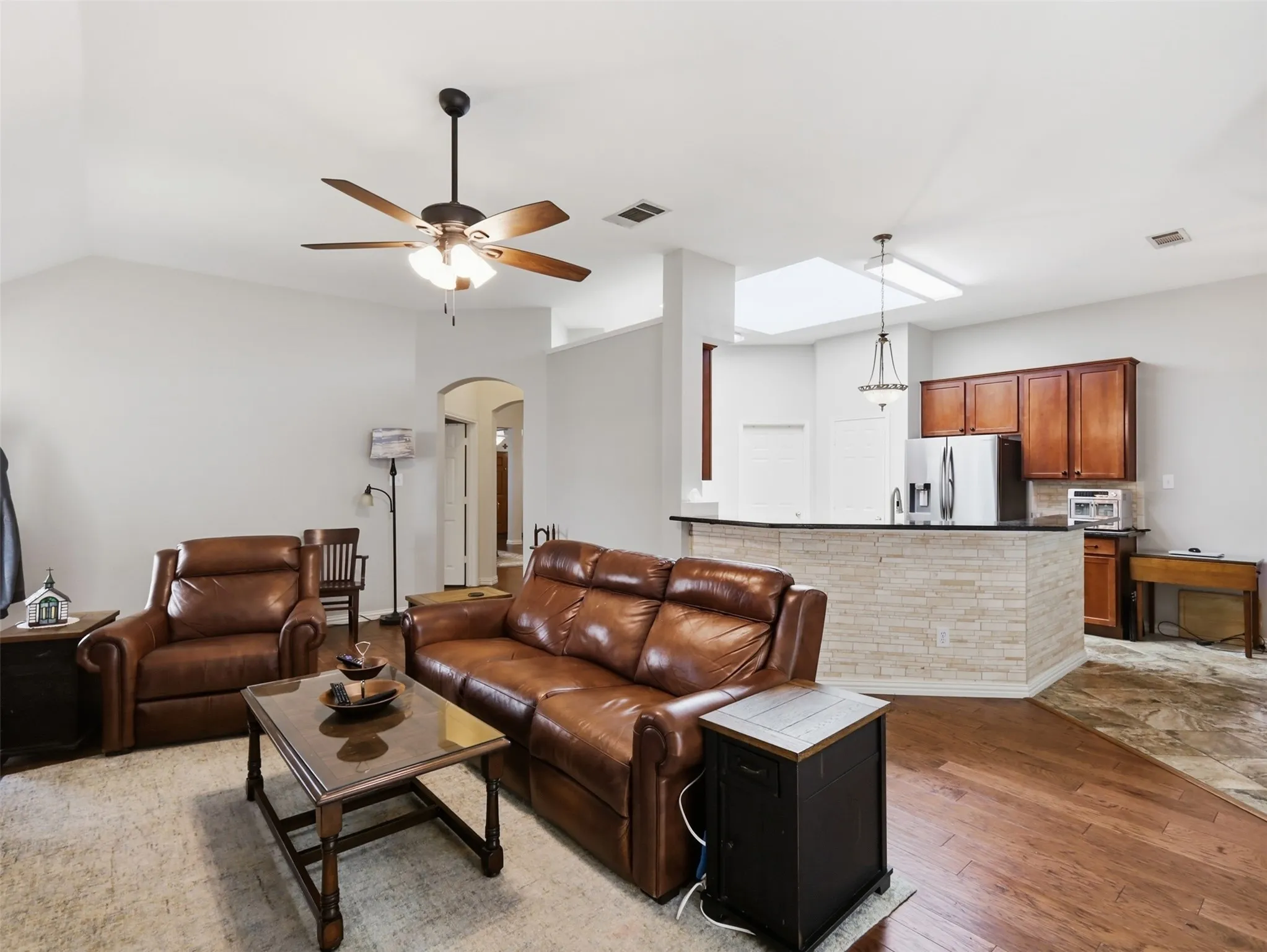 Single Family Residence For Sale in Denton County , 1408 Berne Lane, Lewisville, Texas 75067, 4 Bedroom, 2 Bathroom, 2 Garage spaces, 2,211 Sqft, built in 1998, mls#21387778, Real Estate Agent in Lewisville, Homes For Sale in Denton county, Homes For Sale in Lewisville, Realtor in Lewisville Texas, Real Estate Brokerage Independent Realty Texas, Luminita Cordes Realtor