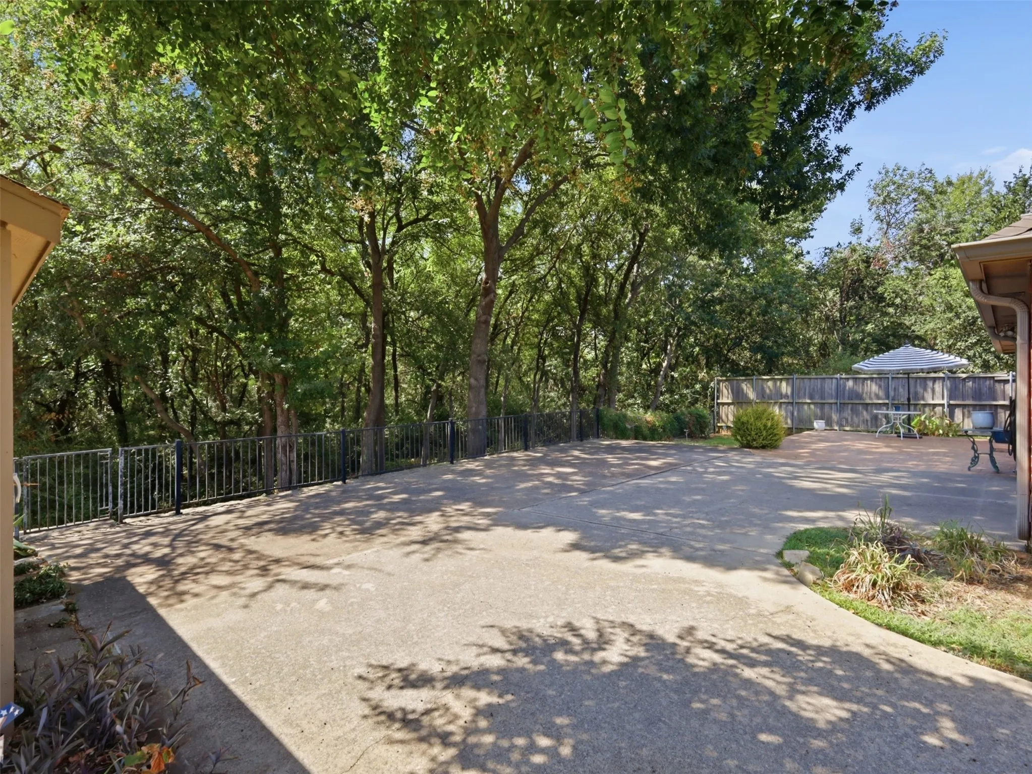 Single Family Residence For Sale in Denton County , 1408 Berne Lane, Lewisville, Texas 75067, 4 Bedroom, 2 Bathroom, 2 Garage spaces, 2,211 Sqft, built in 1998, mls#21387778, Real Estate Agent in Lewisville, Homes For Sale in Denton county, Homes For Sale in Lewisville, Realtor in Lewisville Texas, Real Estate Brokerage Independent Realty Texas, Luminita Cordes Realtor