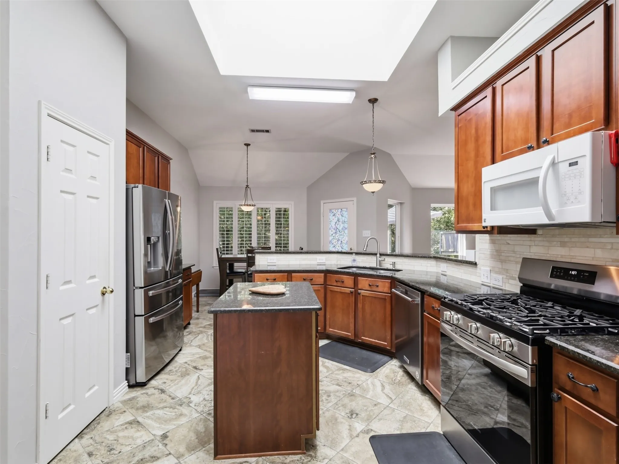 Single Family Residence For Sale in Denton County , 1408 Berne Lane, Lewisville, Texas 75067, 4 Bedroom, 2 Bathroom, 2 Garage spaces, 2,211 Sqft, built in 1998, mls#21387778, Real Estate Agent in Lewisville, Homes For Sale in Denton county, Homes For Sale in Lewisville, Realtor in Lewisville Texas, Real Estate Brokerage Independent Realty Texas, Luminita Cordes Realtor