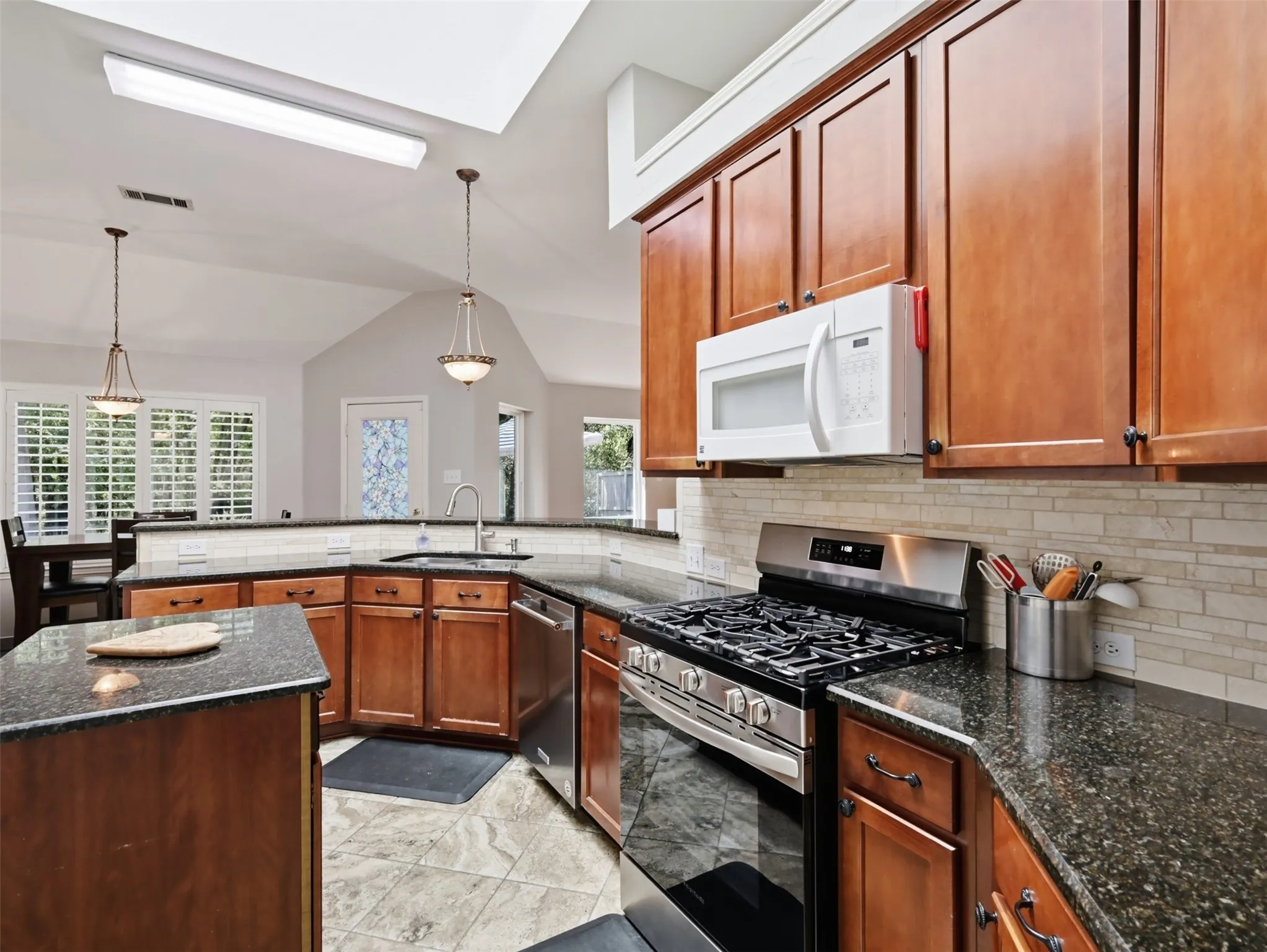 Single Family Residence For Sale in Denton County , 1408 Berne Lane, Lewisville, Texas 75067, 4 Bedroom, 2 Bathroom, 2 Garage spaces, 2,211 Sqft, built in 1998, mls#21387778, Real Estate Agent in Lewisville, Homes For Sale in Denton county, Homes For Sale in Lewisville, Realtor in Lewisville Texas, Real Estate Brokerage Independent Realty Texas, Luminita Cordes Realtor