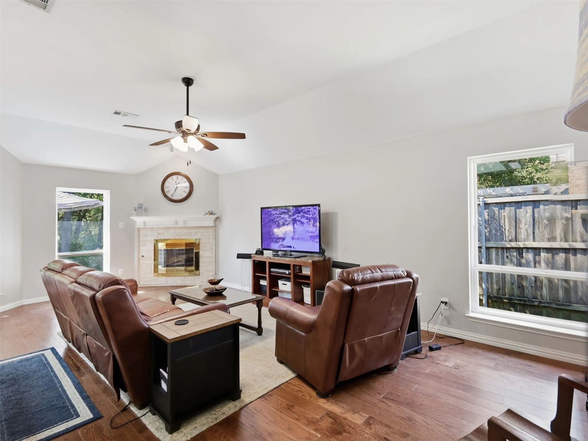 Single Family Residence For Sale in Denton County , 1408 Berne Lane, Lewisville, Texas 75067, 4 Bedroom, 2 Bathroom, 2 Garage spaces, 2,211 Sqft, built in 1998, mls#21387778, Real Estate Agent in Lewisville, Homes For Sale in Denton county, Homes For Sale in Lewisville, Realtor in Lewisville Texas, Real Estate Brokerage Independent Realty Texas, Luminita Cordes Realtor