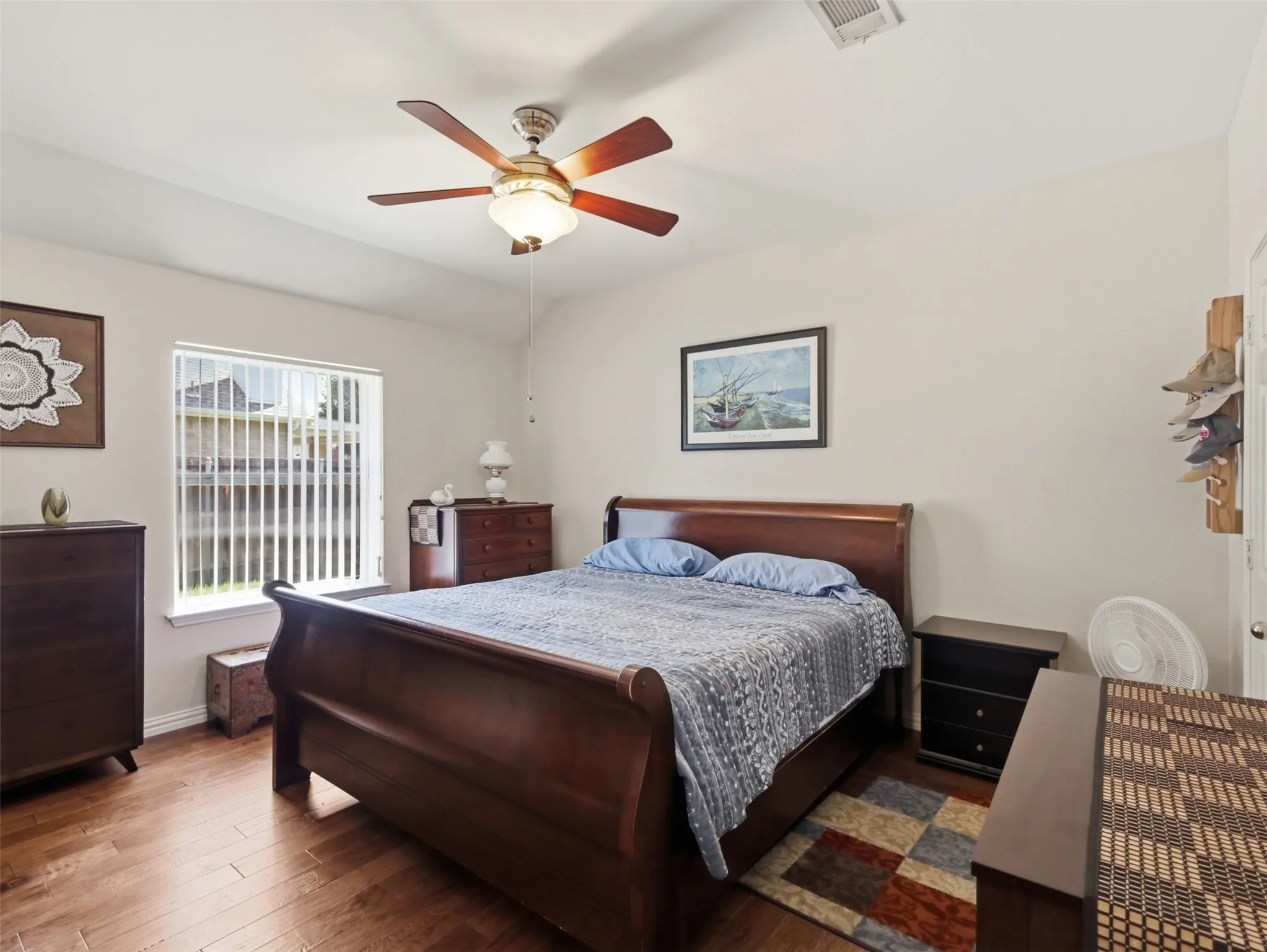 Single Family Residence For Sale in Denton County , 1408 Berne Lane, Lewisville, Texas 75067, 4 Bedroom, 2 Bathroom, 2 Garage spaces, 2,211 Sqft, built in 1998, mls#21387778, Real Estate Agent in Lewisville, Homes For Sale in Denton county, Homes For Sale in Lewisville, Realtor in Lewisville Texas, Real Estate Brokerage Independent Realty Texas, Luminita Cordes Realtor
