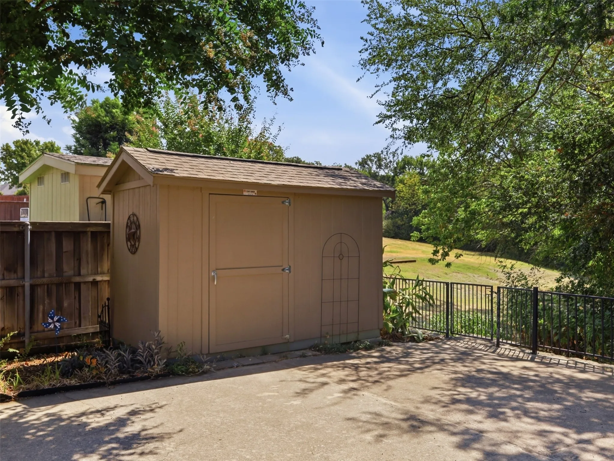 Single Family Residence For Sale in Denton County , 1408 Berne Lane, Lewisville, Texas 75067, 4 Bedroom, 2 Bathroom, 2 Garage spaces, 2,211 Sqft, built in 1998, mls#21387778, Real Estate Agent in Lewisville, Homes For Sale in Denton county, Homes For Sale in Lewisville, Realtor in Lewisville Texas, Real Estate Brokerage Independent Realty Texas, Luminita Cordes Realtor
