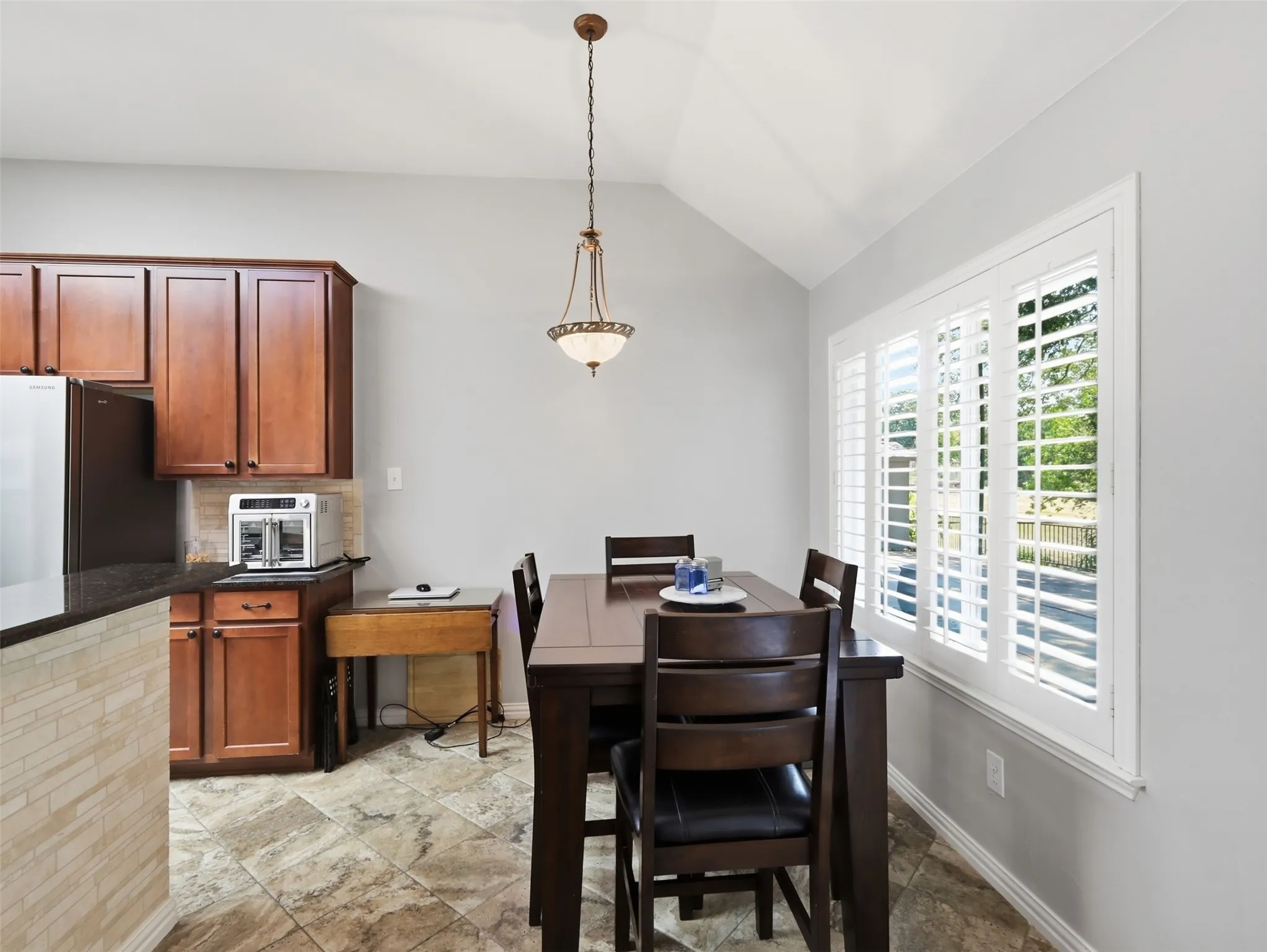 Single Family Residence For Sale in Denton County , 1408 Berne Lane, Lewisville, Texas 75067, 4 Bedroom, 2 Bathroom, 2 Garage spaces, 2,211 Sqft, built in 1998, mls#21387778, Real Estate Agent in Lewisville, Homes For Sale in Denton county, Homes For Sale in Lewisville, Realtor in Lewisville Texas, Real Estate Brokerage Independent Realty Texas, Luminita Cordes Realtor