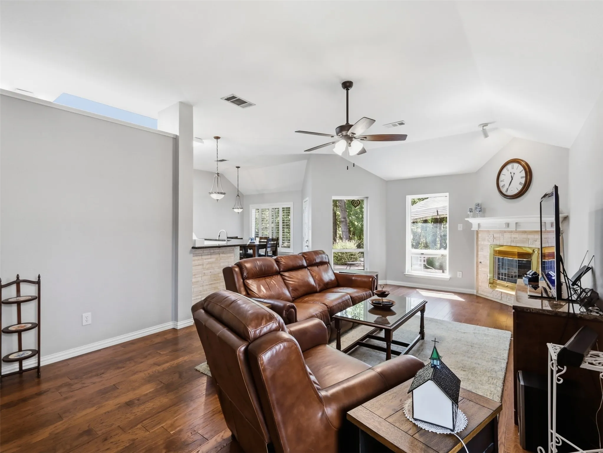 Single Family Residence For Sale in Denton County , 1408 Berne Lane, Lewisville, Texas 75067, 4 Bedroom, 2 Bathroom, 2 Garage spaces, 2,211 Sqft, built in 1998, mls#21387778, Real Estate Agent in Lewisville, Homes For Sale in Denton county, Homes For Sale in Lewisville, Realtor in Lewisville Texas, Real Estate Brokerage Independent Realty Texas, Luminita Cordes Realtor