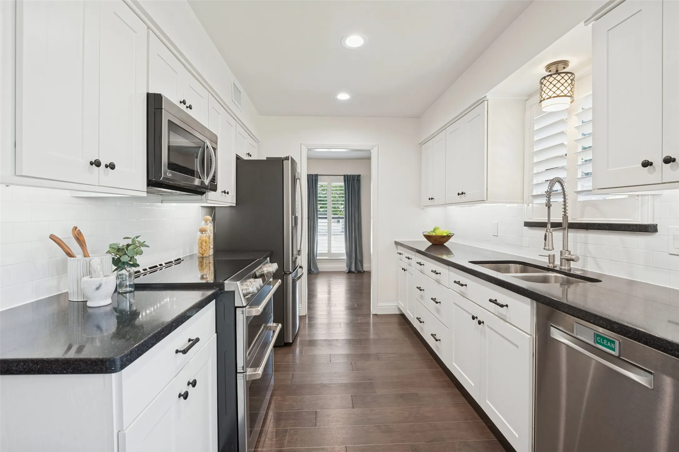 Single Family Residence For Sale in Dallas County , 906 Loganwood Avenue, Richardson, Texas 75080, 4 Bedroom, 2 Bathroom, 2 Garage spaces, 1,985 Sqft, built in 1968, mls#21387225, Real Estate Agent in Richardson, Homes For Sale in Dallas county, Homes For Sale in Richardson, Realtor in Richardson Texas, Real Estate Brokerage Independent Realty Texas, Luminita Cordes Realtor