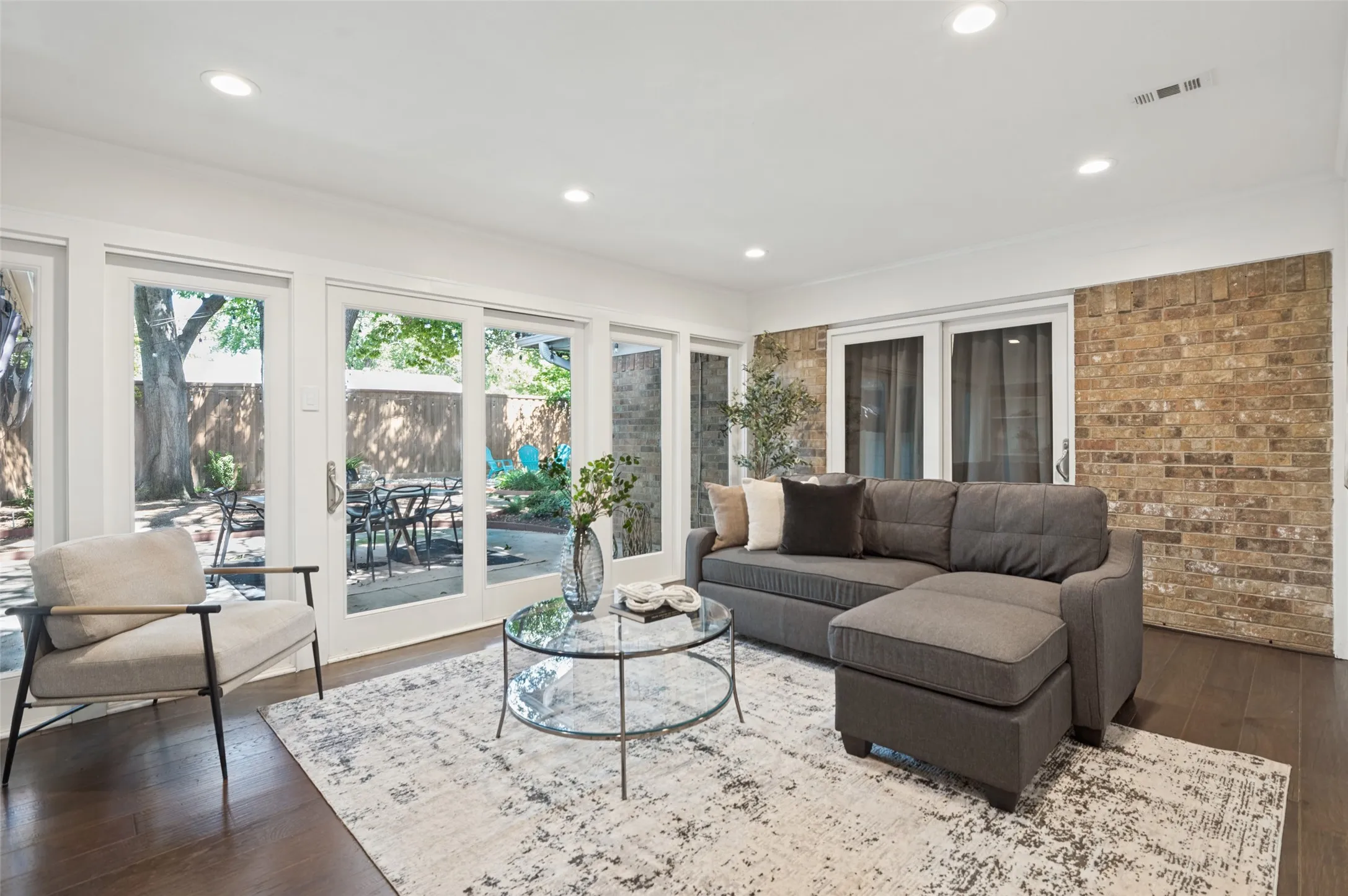 Single Family Residence For Sale in Dallas County , 906 Loganwood Avenue, Richardson, Texas 75080, 4 Bedroom, 2 Bathroom, 2 Garage spaces, 1,985 Sqft, built in 1968, mls#21387225, Real Estate Agent in Richardson, Homes For Sale in Dallas county, Homes For Sale in Richardson, Realtor in Richardson Texas, Real Estate Brokerage Independent Realty Texas, Luminita Cordes Realtor