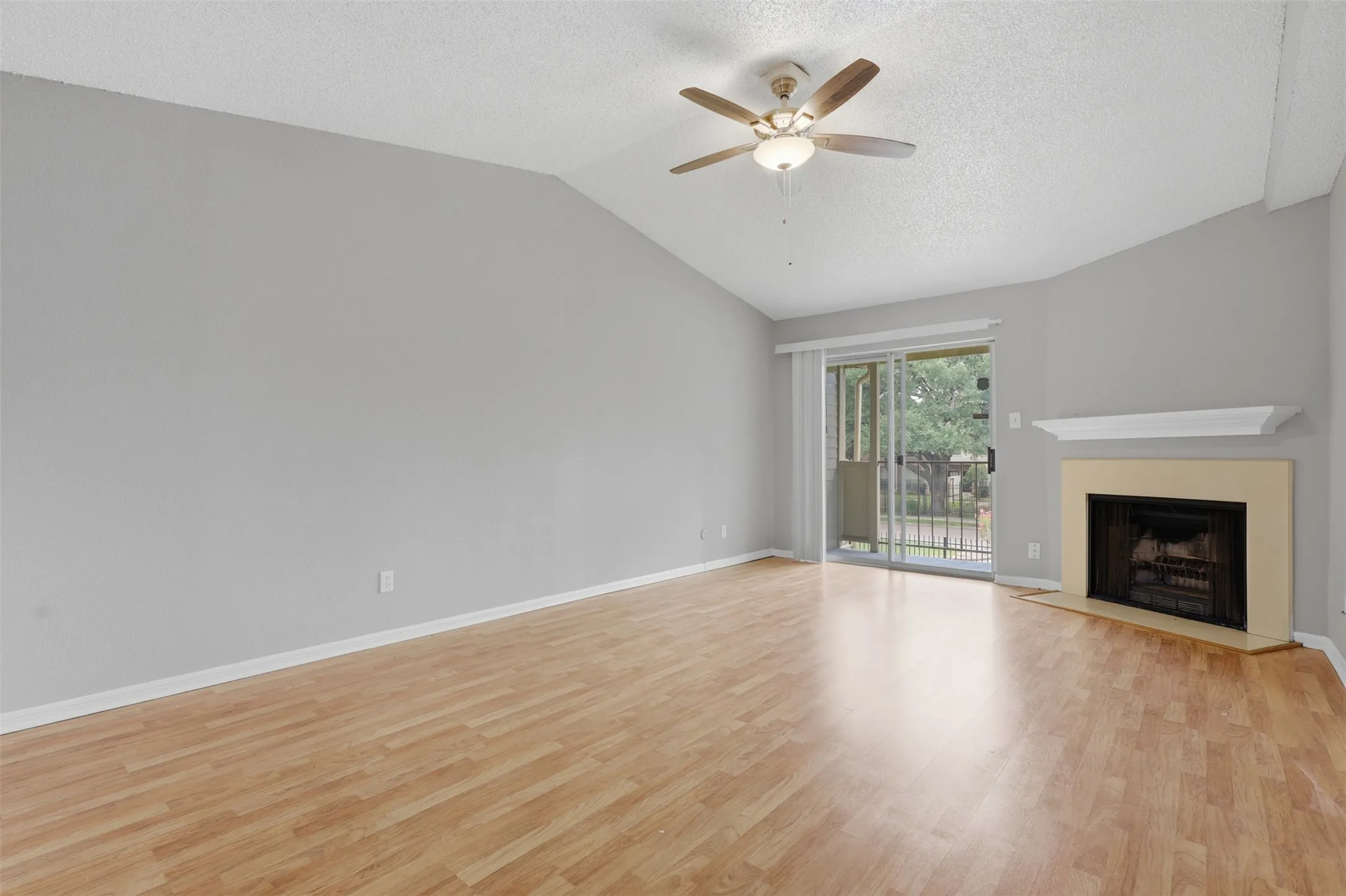 Condominium For Rent in Harris County , 2120 El Paseo Street 206, Houston, Texas 77054, 2 Bedroom, 2 Bathroom, Garage spaces, 1,140 Sqft, built in 1980, mls#21386688, Real Estate Agent in Houston, Homes For Rent in Harris county, Homes For Rent in Houston, Realtor in Houston Texas, Real Estate Brokerage Independent Realty Texas, Luminita Cordes Realtor