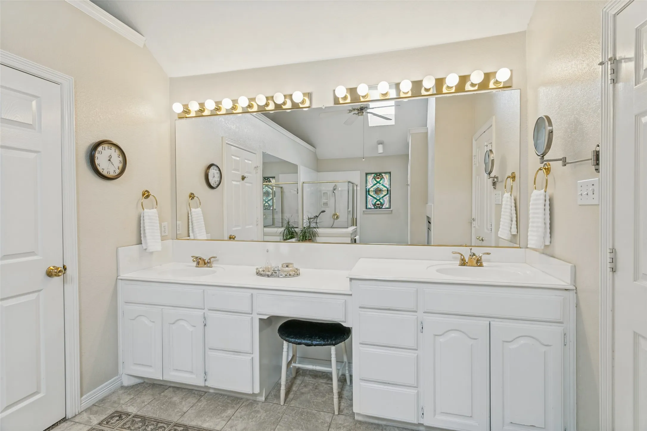 Single Family Residence For Sale in Tarrant County , 2605 Bent Tree Drive, Hurst, Texas 76054, 3 Bedroom, 2 Bathroom, 2 Garage spaces, 2,313 Sqft, built in 1993, mls#21384773, Real Estate Agent in Hurst, Homes For Sale in Tarrant county, Homes For Sale in Hurst, Realtor in Hurst Texas, Real Estate Brokerage Independent Realty Texas, Luminita Cordes Realtor