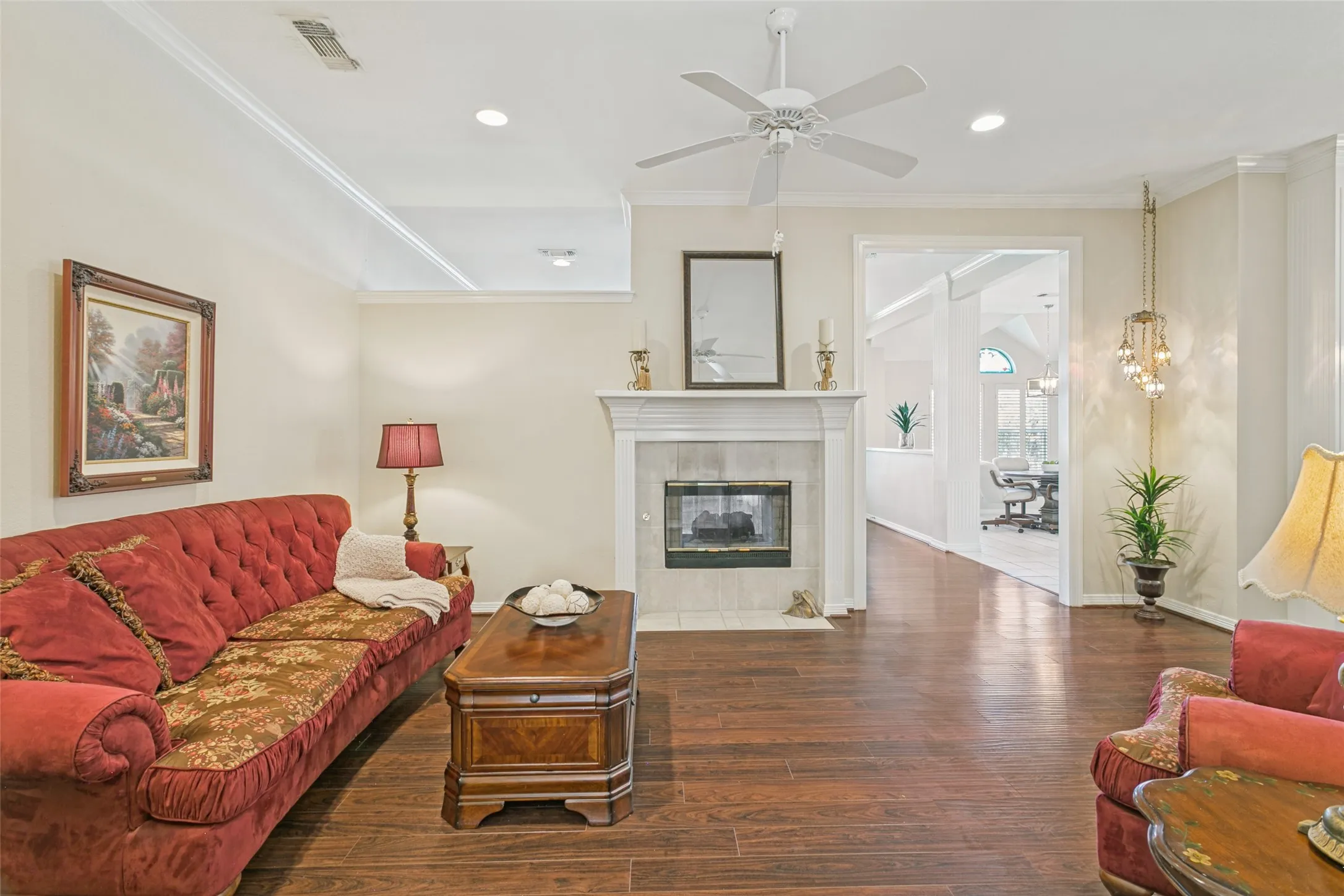 Single Family Residence For Sale in Tarrant County , 2605 Bent Tree Drive, Hurst, Texas 76054, 3 Bedroom, 2 Bathroom, 2 Garage spaces, 2,313 Sqft, built in 1993, mls#21384773, Real Estate Agent in Hurst, Homes For Sale in Tarrant county, Homes For Sale in Hurst, Realtor in Hurst Texas, Real Estate Brokerage Independent Realty Texas, Luminita Cordes Realtor