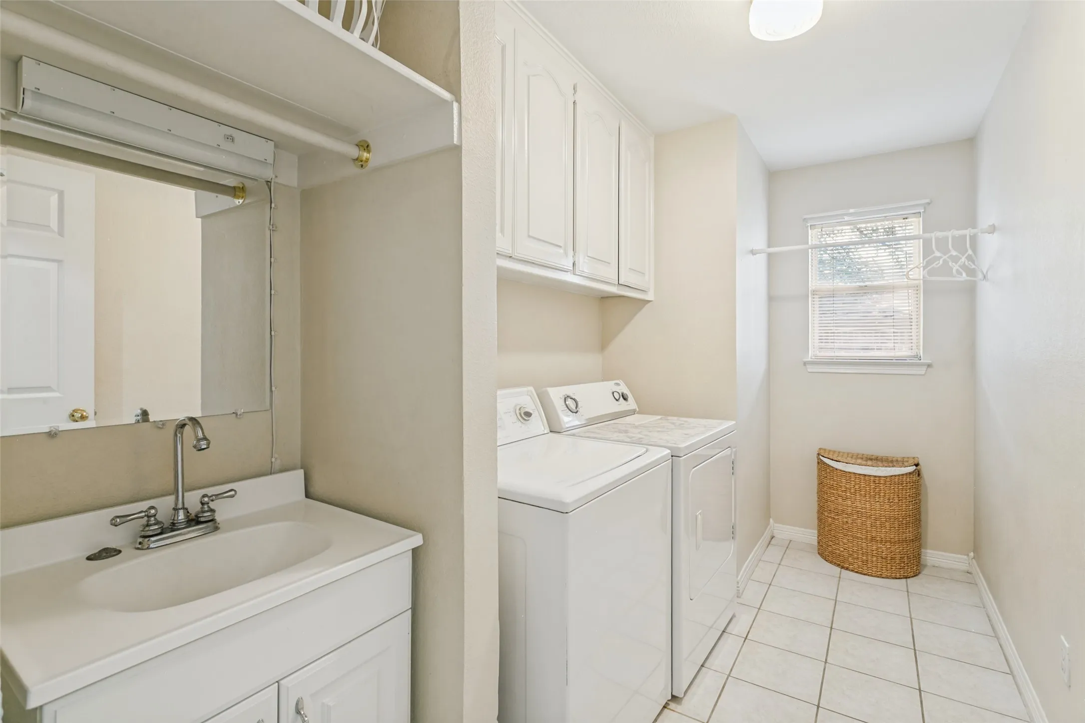 Single Family Residence For Sale in Tarrant County , 2605 Bent Tree Drive, Hurst, Texas 76054, 3 Bedroom, 2 Bathroom, 2 Garage spaces, 2,313 Sqft, built in 1993, mls#21384773, Real Estate Agent in Hurst, Homes For Sale in Tarrant county, Homes For Sale in Hurst, Realtor in Hurst Texas, Real Estate Brokerage Independent Realty Texas, Luminita Cordes Realtor