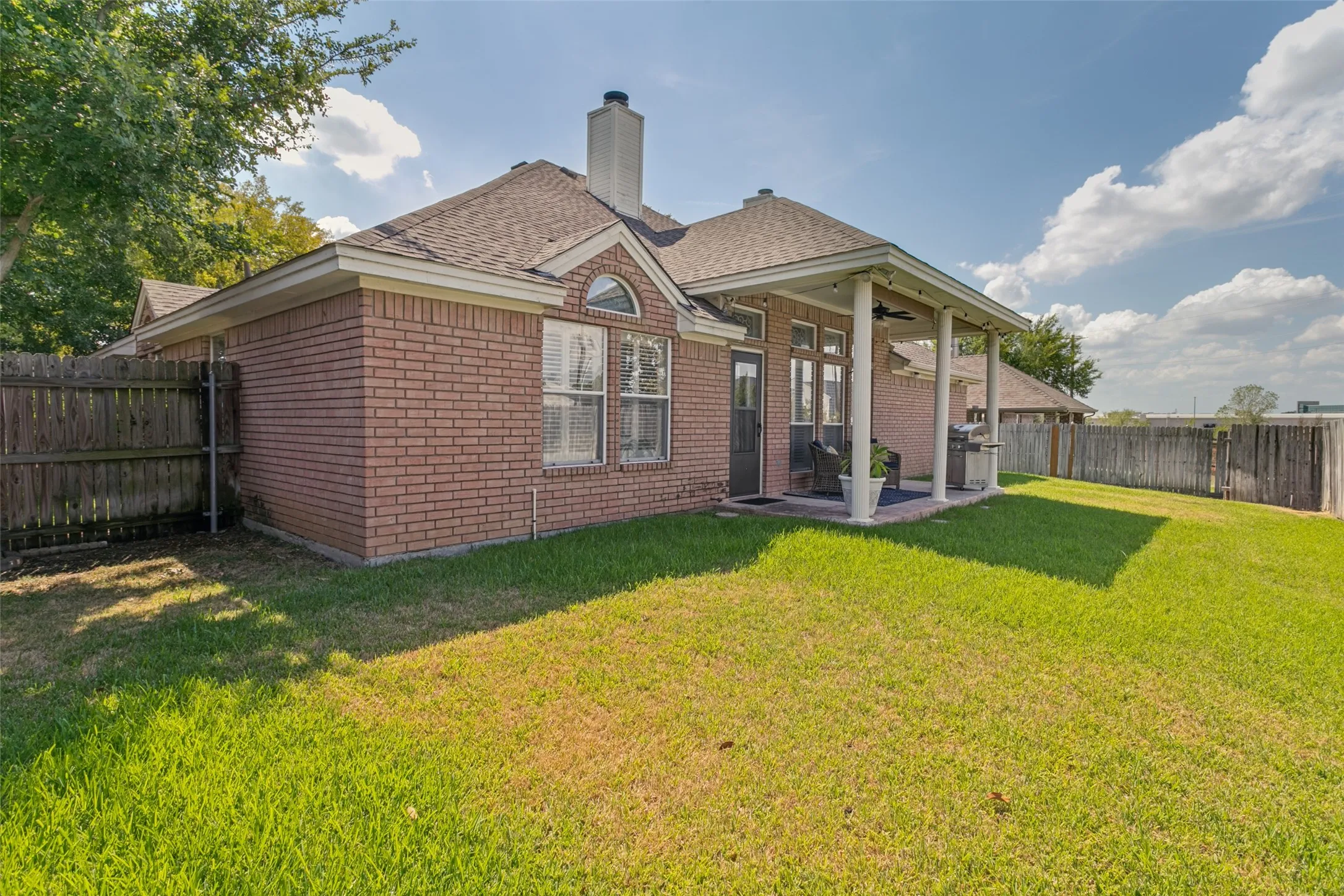 Single Family Residence For Sale in Tarrant County , 2605 Bent Tree Drive, Hurst, Texas 76054, 3 Bedroom, 2 Bathroom, 2 Garage spaces, 2,313 Sqft, built in 1993, mls#21384773, Real Estate Agent in Hurst, Homes For Sale in Tarrant county, Homes For Sale in Hurst, Realtor in Hurst Texas, Real Estate Brokerage Independent Realty Texas, Luminita Cordes Realtor