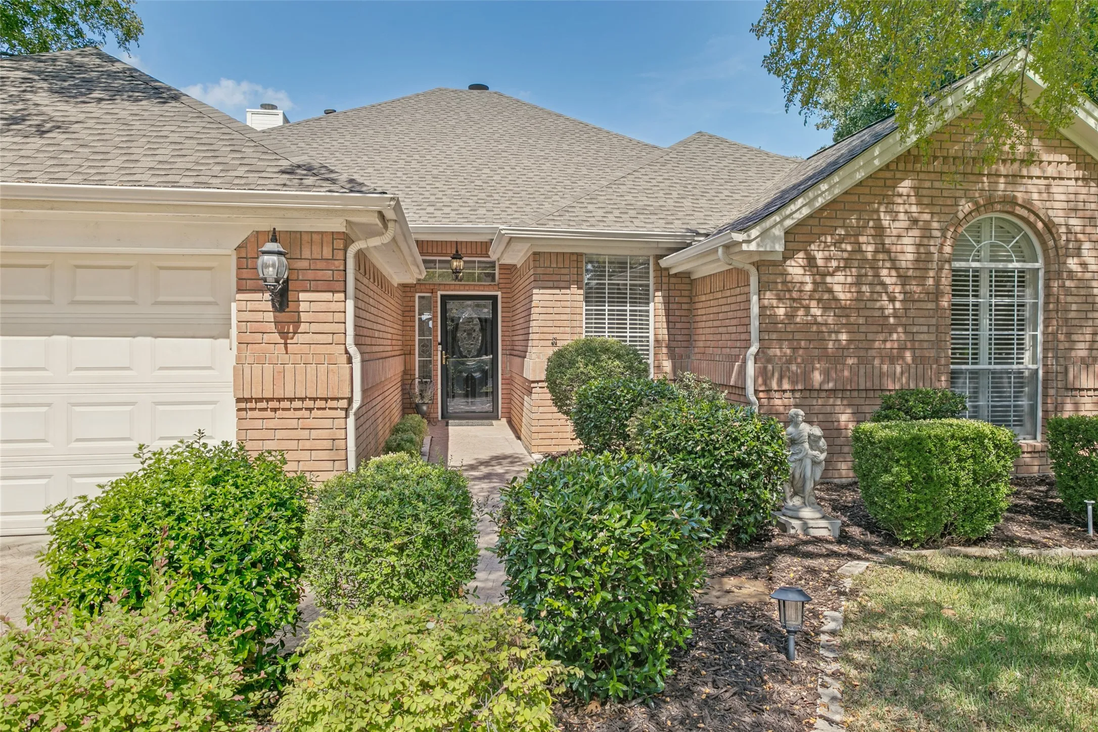 Single Family Residence For Sale in Tarrant County , 2605 Bent Tree Drive, Hurst, Texas 76054, 3 Bedroom, 2 Bathroom, 2 Garage spaces, 2,313 Sqft, built in 1993, mls#21384773, Real Estate Agent in Hurst, Homes For Sale in Tarrant county, Homes For Sale in Hurst, Realtor in Hurst Texas, Real Estate Brokerage Independent Realty Texas, Luminita Cordes Realtor
