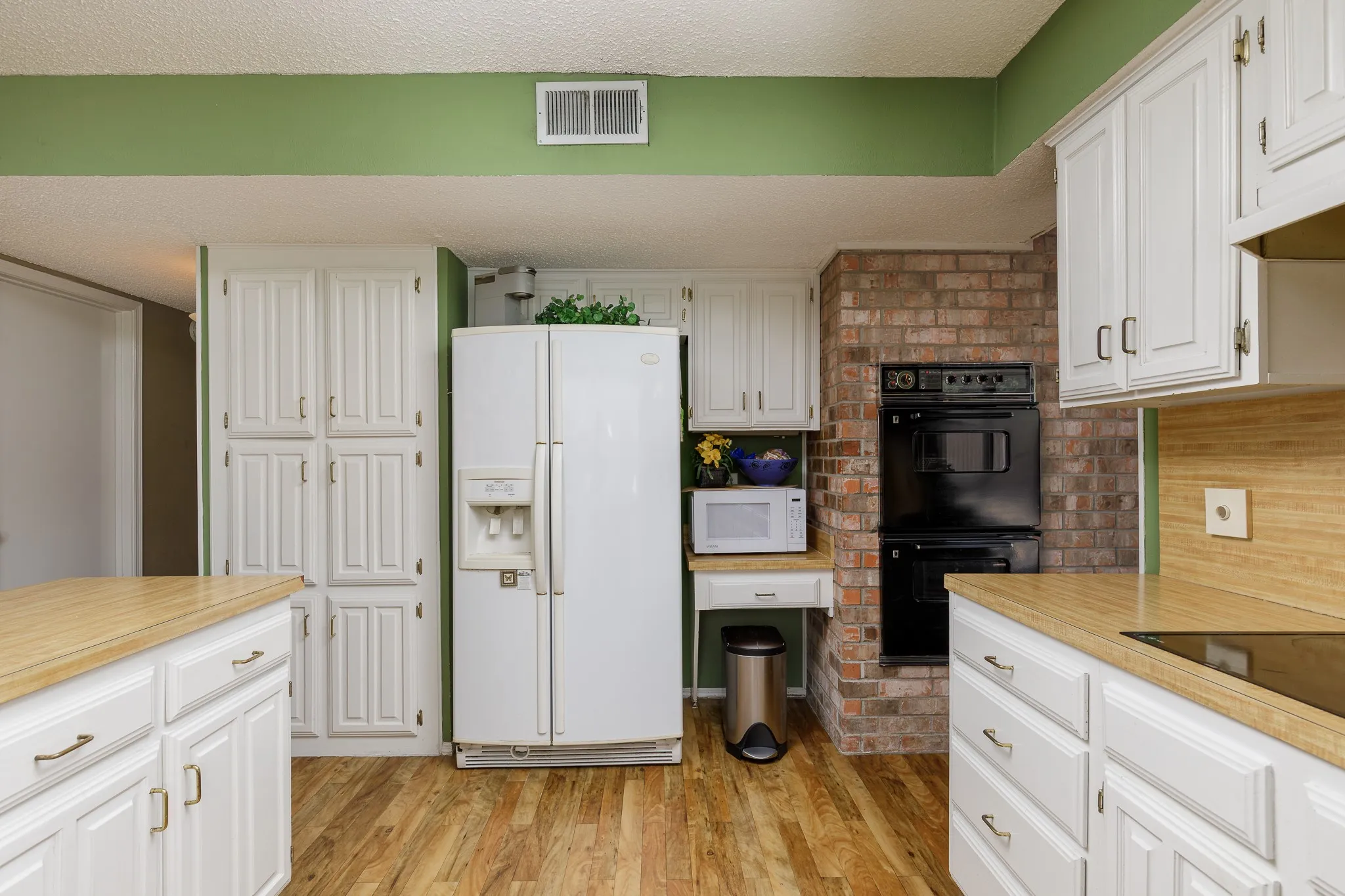 Single Family Residence For Sale in Collin County , 2000 Boulder Drive, Plano, Texas 75023, 4 Bedroom, 3 Bathroom, 2 Garage spaces, 2,387 Sqft, built in 1978, mls#21388005, Real Estate Agent in Plano, Homes For Sale in Collin county, Homes For Sale in Plano, Realtor in Plano Texas, Real Estate Brokerage Independent Realty Texas, Luminita Cordes Realtor