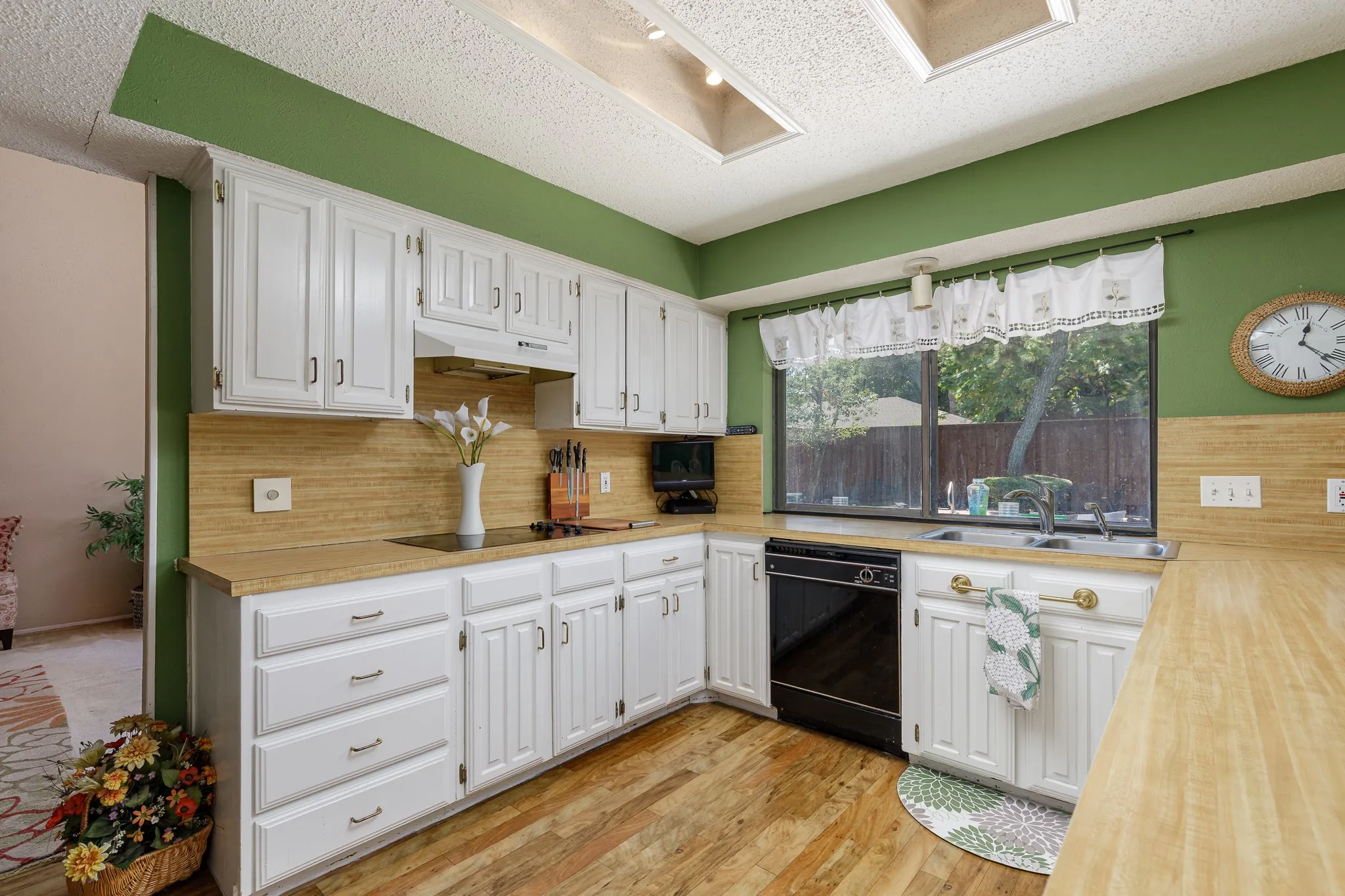 Single Family Residence For Sale in Collin County , 2000 Boulder Drive, Plano, Texas 75023, 4 Bedroom, 3 Bathroom, 2 Garage spaces, 2,387 Sqft, built in 1978, mls#21388005, Real Estate Agent in Plano, Homes For Sale in Collin county, Homes For Sale in Plano, Realtor in Plano Texas, Real Estate Brokerage Independent Realty Texas, Luminita Cordes Realtor
