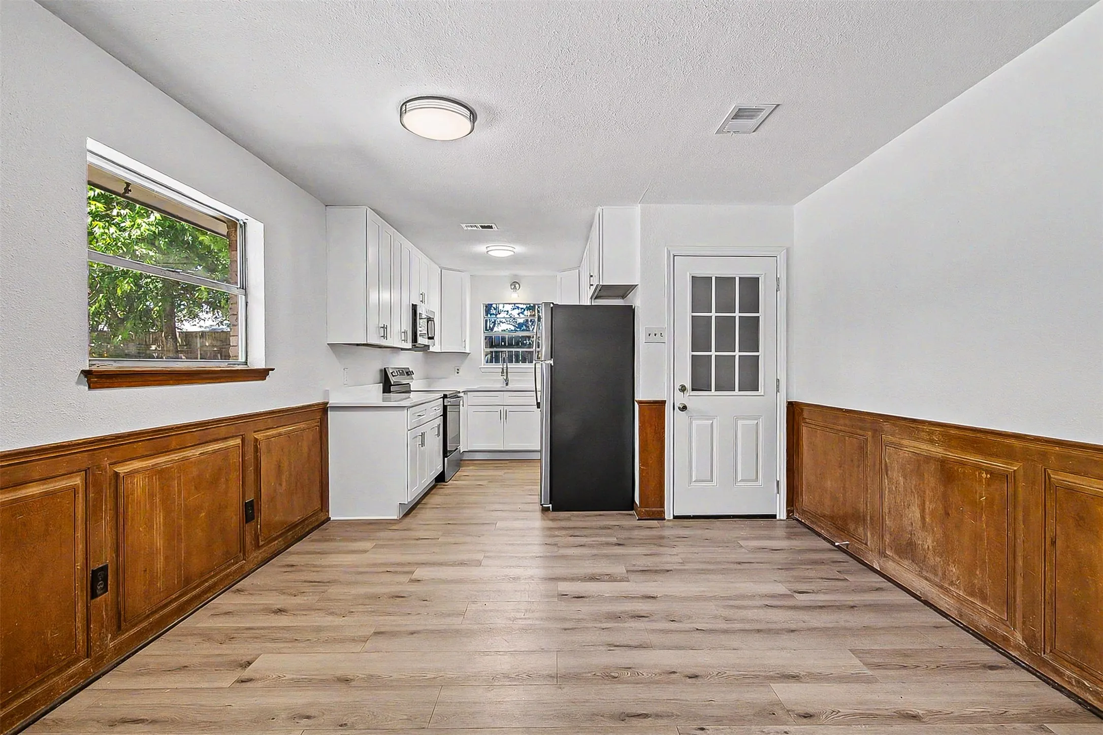 Single Family Residence For Rent in Johnson County , 325 NW Suzanne Terrace, Burleson, Texas 76028, 4 Bedroom, 2 Bathroom, 2 Garage spaces, 1,400 Sqft, built in 1970, mls#21388098, Real Estate Agent in Burleson, Homes For Rent in Johnson county, Homes For Rent in Burleson, Realtor in Burleson Texas, Real Estate Brokerage Independent Realty Texas, Luminita Cordes Realtor