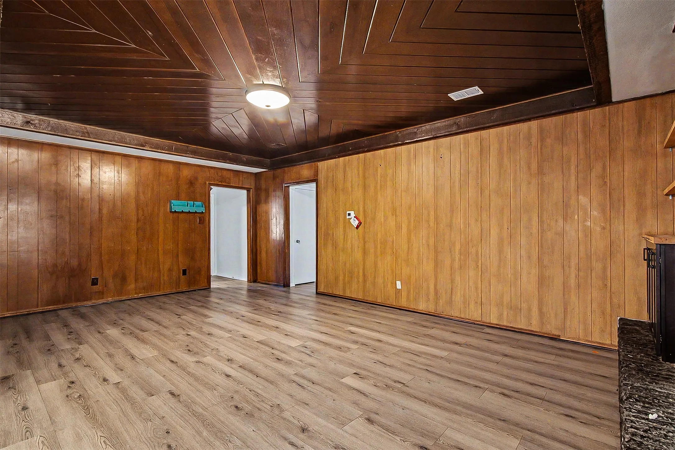 Single Family Residence For Rent in Johnson County , 325 NW Suzanne Terrace, Burleson, Texas 76028, 4 Bedroom, 2 Bathroom, 2 Garage spaces, 1,400 Sqft, built in 1970, mls#21388098, Real Estate Agent in Burleson, Homes For Rent in Johnson county, Homes For Rent in Burleson, Realtor in Burleson Texas, Real Estate Brokerage Independent Realty Texas, Luminita Cordes Realtor
