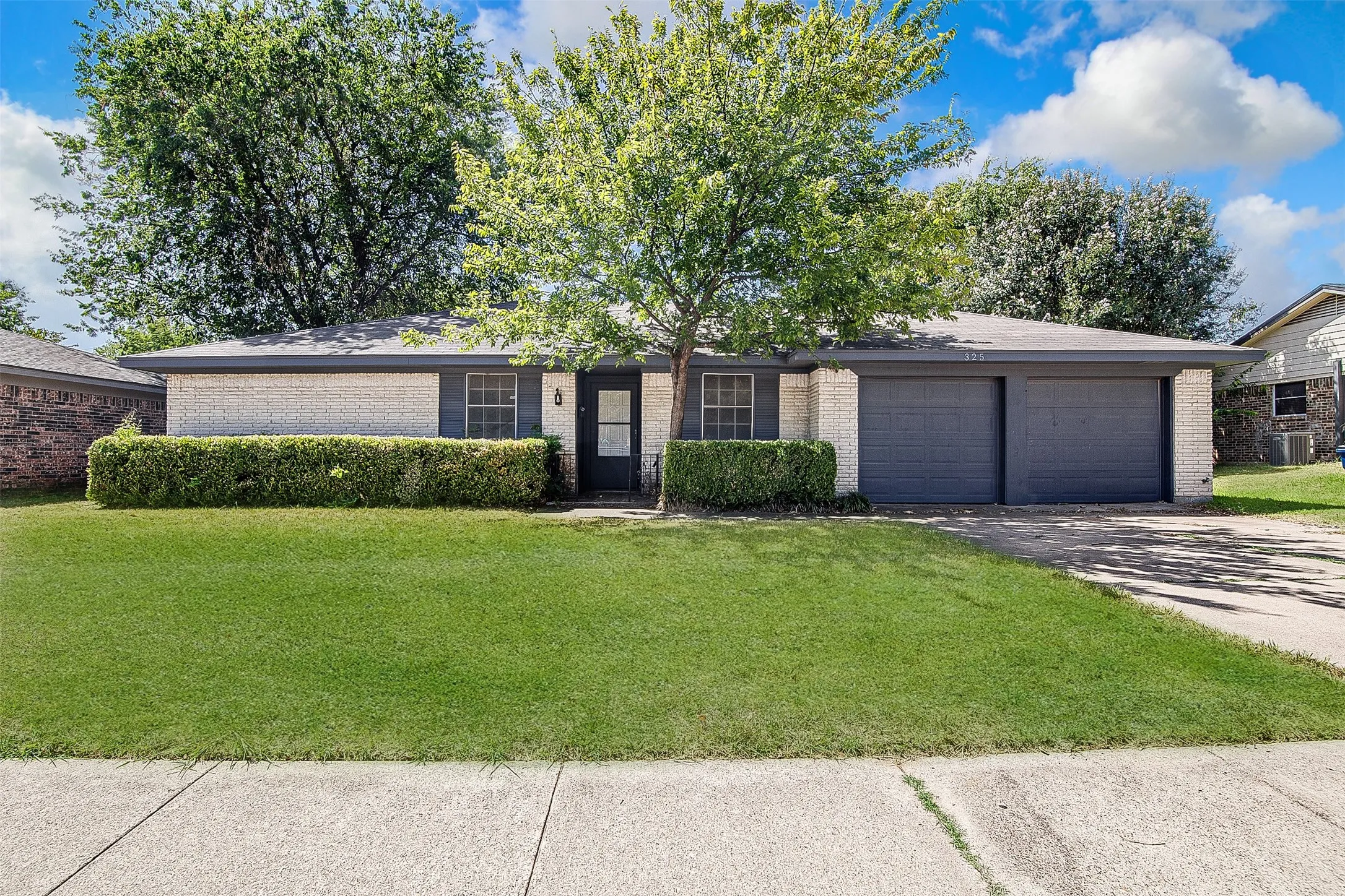 Single Family Residence For Rent in Johnson County , 325 NW Suzanne Terrace, Burleson, Texas 76028, 4 Bedroom, 2 Bathroom, 2 Garage spaces, 1,400 Sqft, built in 1970, mls#21388098, Real Estate Agent in Burleson, Homes For Rent in Johnson county, Homes For Rent in Burleson, Realtor in Burleson Texas, Real Estate Brokerage Independent Realty Texas, Luminita Cordes Realtor