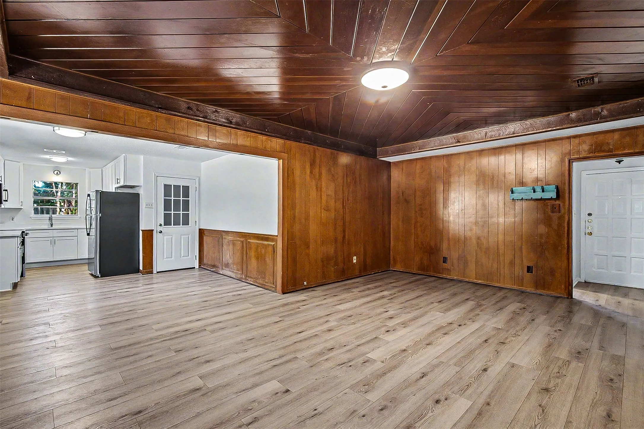 Single Family Residence For Rent in Johnson County , 325 NW Suzanne Terrace, Burleson, Texas 76028, 4 Bedroom, 2 Bathroom, 2 Garage spaces, 1,400 Sqft, built in 1970, mls#21388098, Real Estate Agent in Burleson, Homes For Rent in Johnson county, Homes For Rent in Burleson, Realtor in Burleson Texas, Real Estate Brokerage Independent Realty Texas, Luminita Cordes Realtor