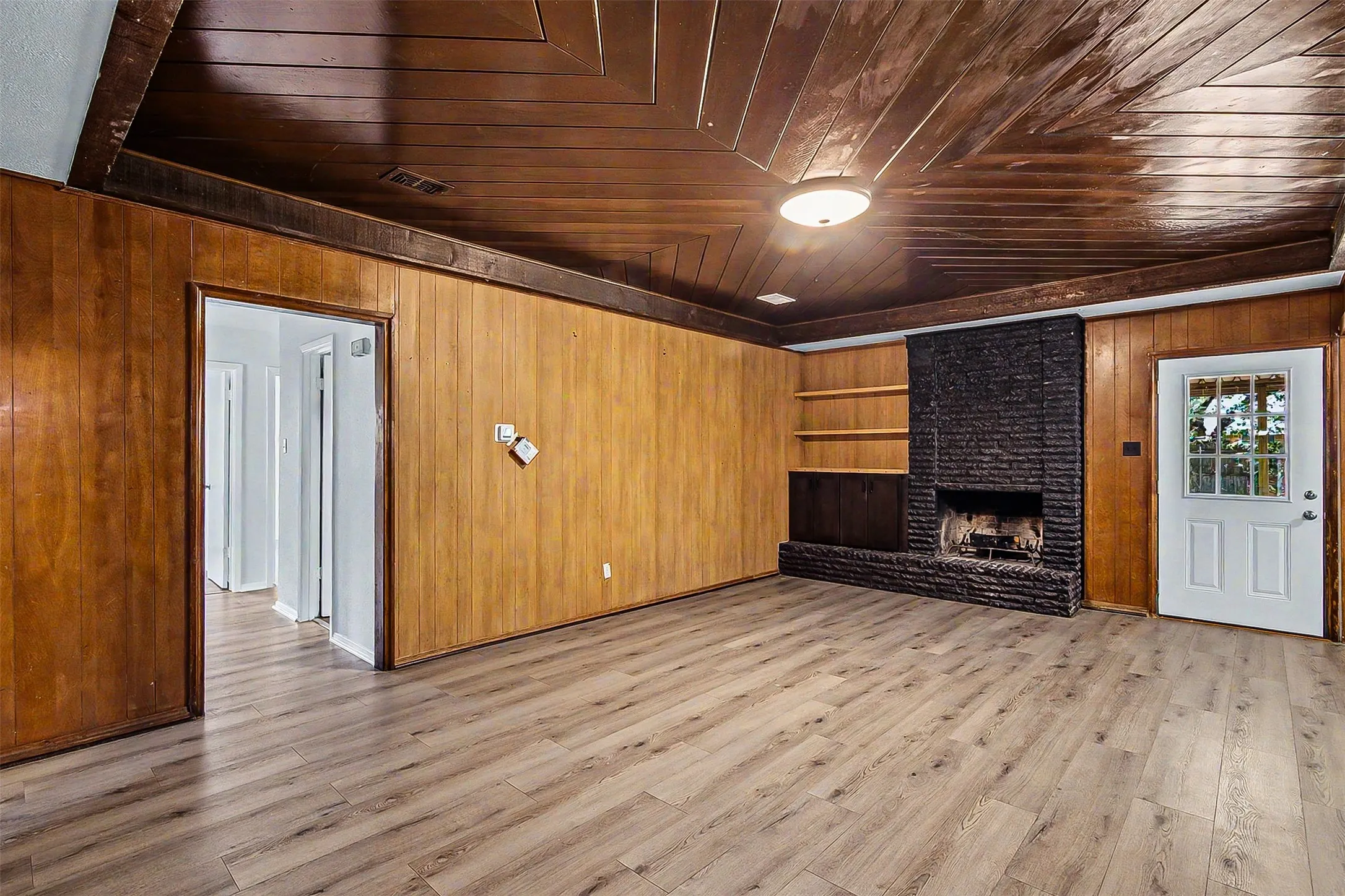 Single Family Residence For Rent in Johnson County , 325 NW Suzanne Terrace, Burleson, Texas 76028, 4 Bedroom, 2 Bathroom, 2 Garage spaces, 1,400 Sqft, built in 1970, mls#21388098, Real Estate Agent in Burleson, Homes For Rent in Johnson county, Homes For Rent in Burleson, Realtor in Burleson Texas, Real Estate Brokerage Independent Realty Texas, Luminita Cordes Realtor