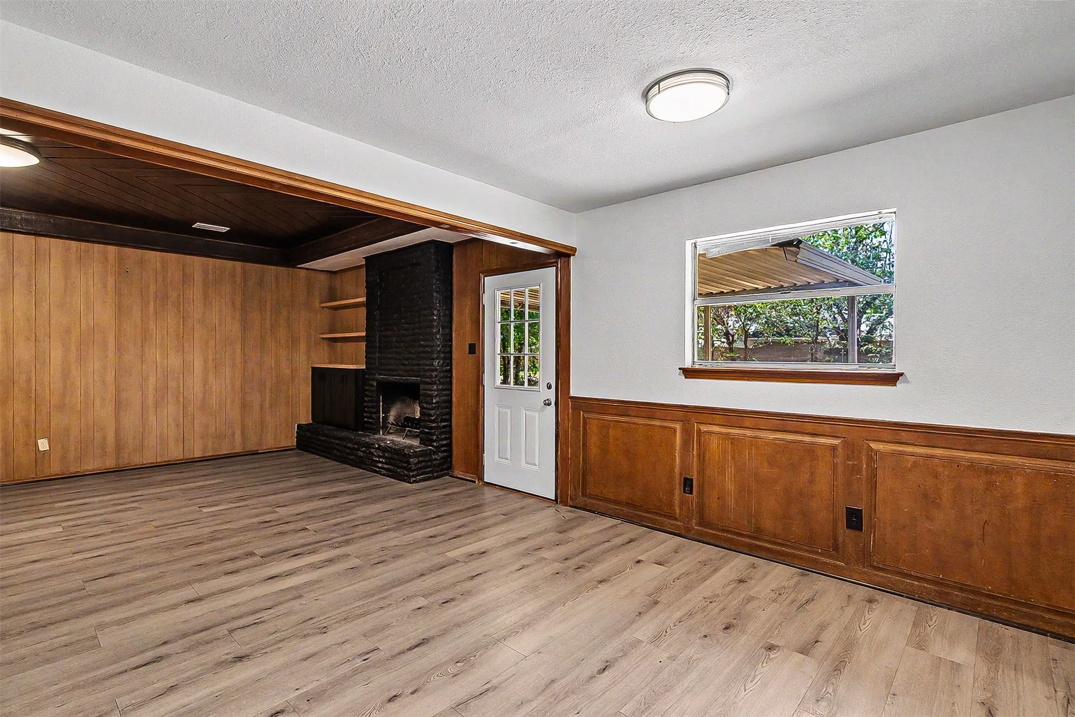 Single Family Residence For Rent in Johnson County , 325 NW Suzanne Terrace, Burleson, Texas 76028, 4 Bedroom, 2 Bathroom, 2 Garage spaces, 1,400 Sqft, built in 1970, mls#21388098, Real Estate Agent in Burleson, Homes For Rent in Johnson county, Homes For Rent in Burleson, Realtor in Burleson Texas, Real Estate Brokerage Independent Realty Texas, Luminita Cordes Realtor