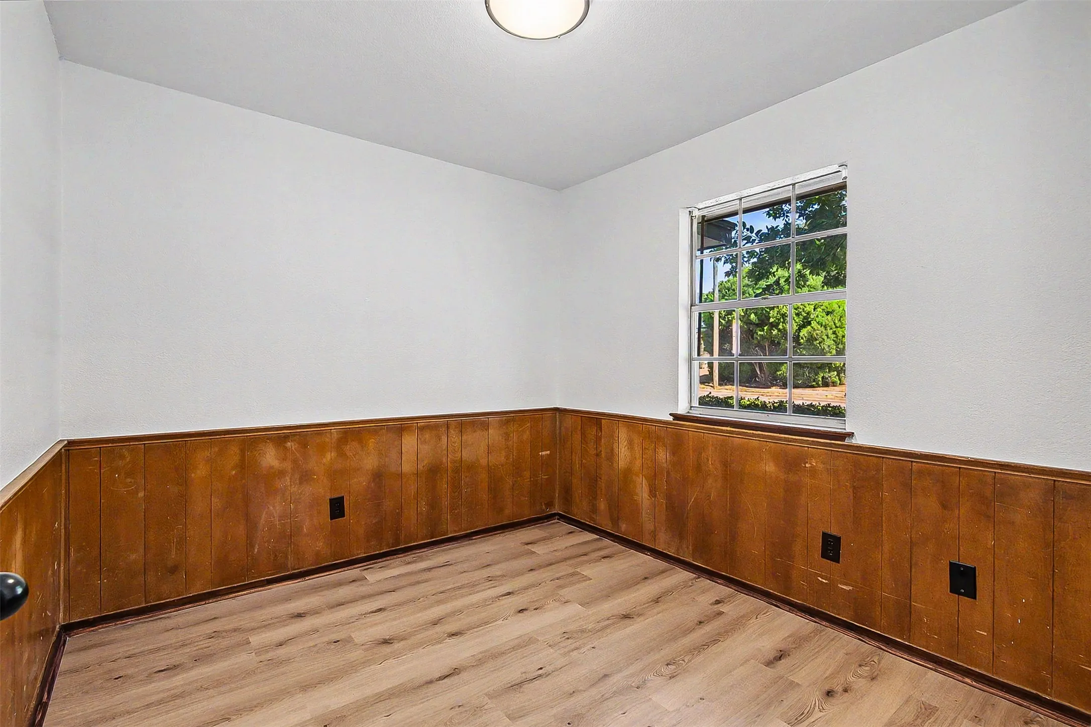 Single Family Residence For Rent in Johnson County , 325 NW Suzanne Terrace, Burleson, Texas 76028, 4 Bedroom, 2 Bathroom, 2 Garage spaces, 1,400 Sqft, built in 1970, mls#21388098, Real Estate Agent in Burleson, Homes For Rent in Johnson county, Homes For Rent in Burleson, Realtor in Burleson Texas, Real Estate Brokerage Independent Realty Texas, Luminita Cordes Realtor