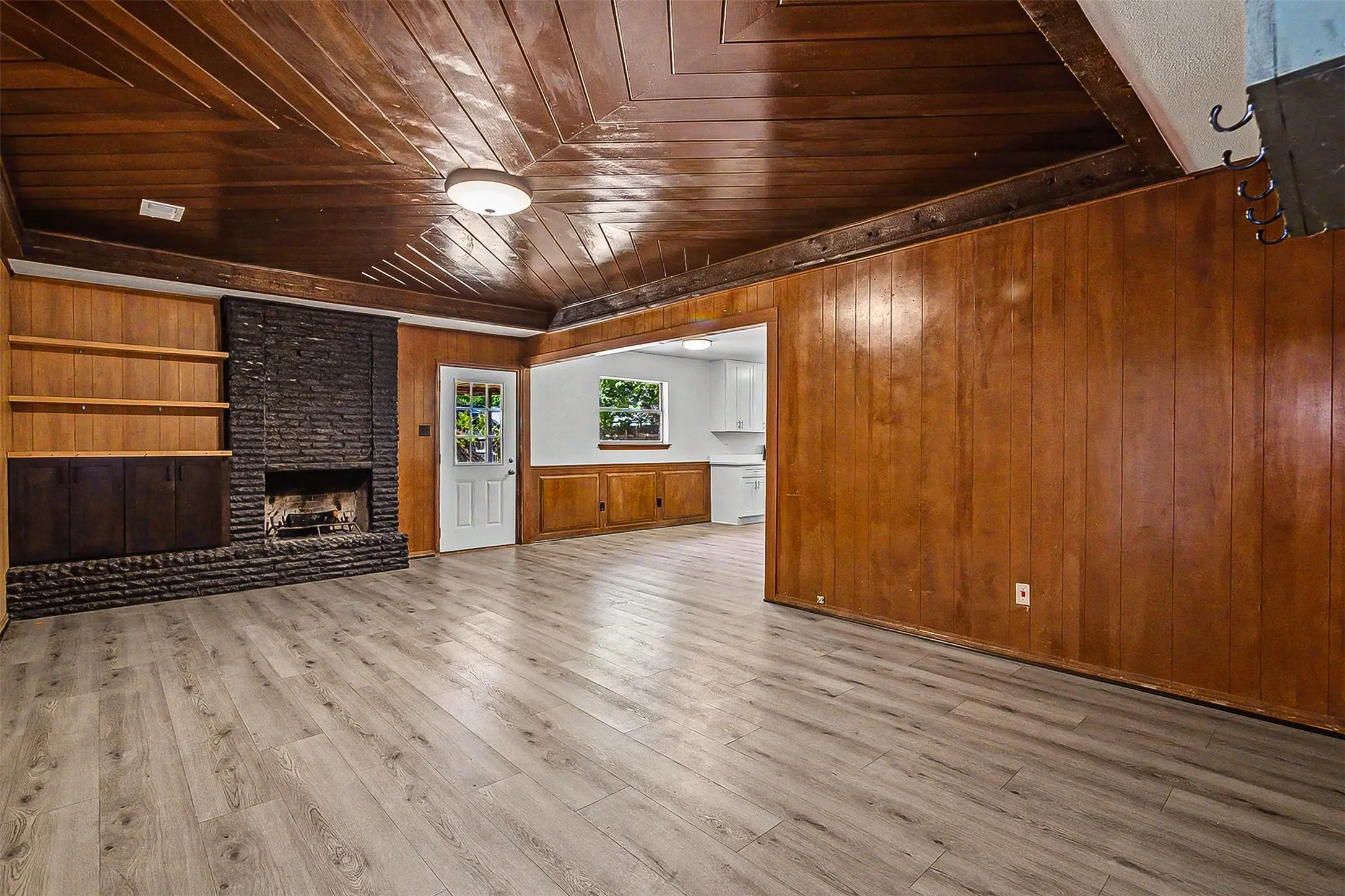 Single Family Residence For Rent in Johnson County , 325 NW Suzanne Terrace, Burleson, Texas 76028, 4 Bedroom, 2 Bathroom, 2 Garage spaces, 1,400 Sqft, built in 1970, mls#21388098, Real Estate Agent in Burleson, Homes For Rent in Johnson county, Homes For Rent in Burleson, Realtor in Burleson Texas, Real Estate Brokerage Independent Realty Texas, Luminita Cordes Realtor