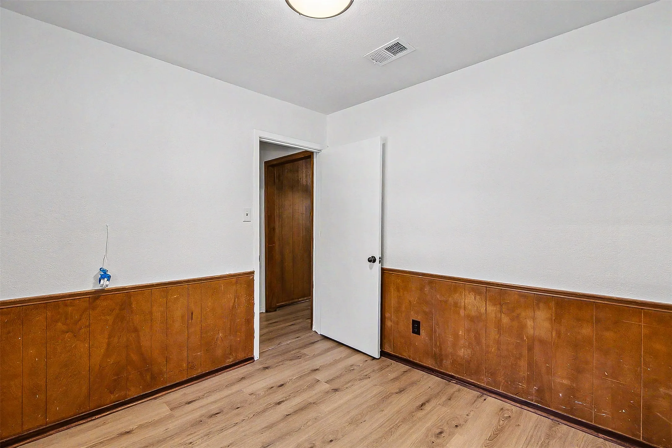 Single Family Residence For Rent in Johnson County , 325 NW Suzanne Terrace, Burleson, Texas 76028, 4 Bedroom, 2 Bathroom, 2 Garage spaces, 1,400 Sqft, built in 1970, mls#21388098, Real Estate Agent in Burleson, Homes For Rent in Johnson county, Homes For Rent in Burleson, Realtor in Burleson Texas, Real Estate Brokerage Independent Realty Texas, Luminita Cordes Realtor