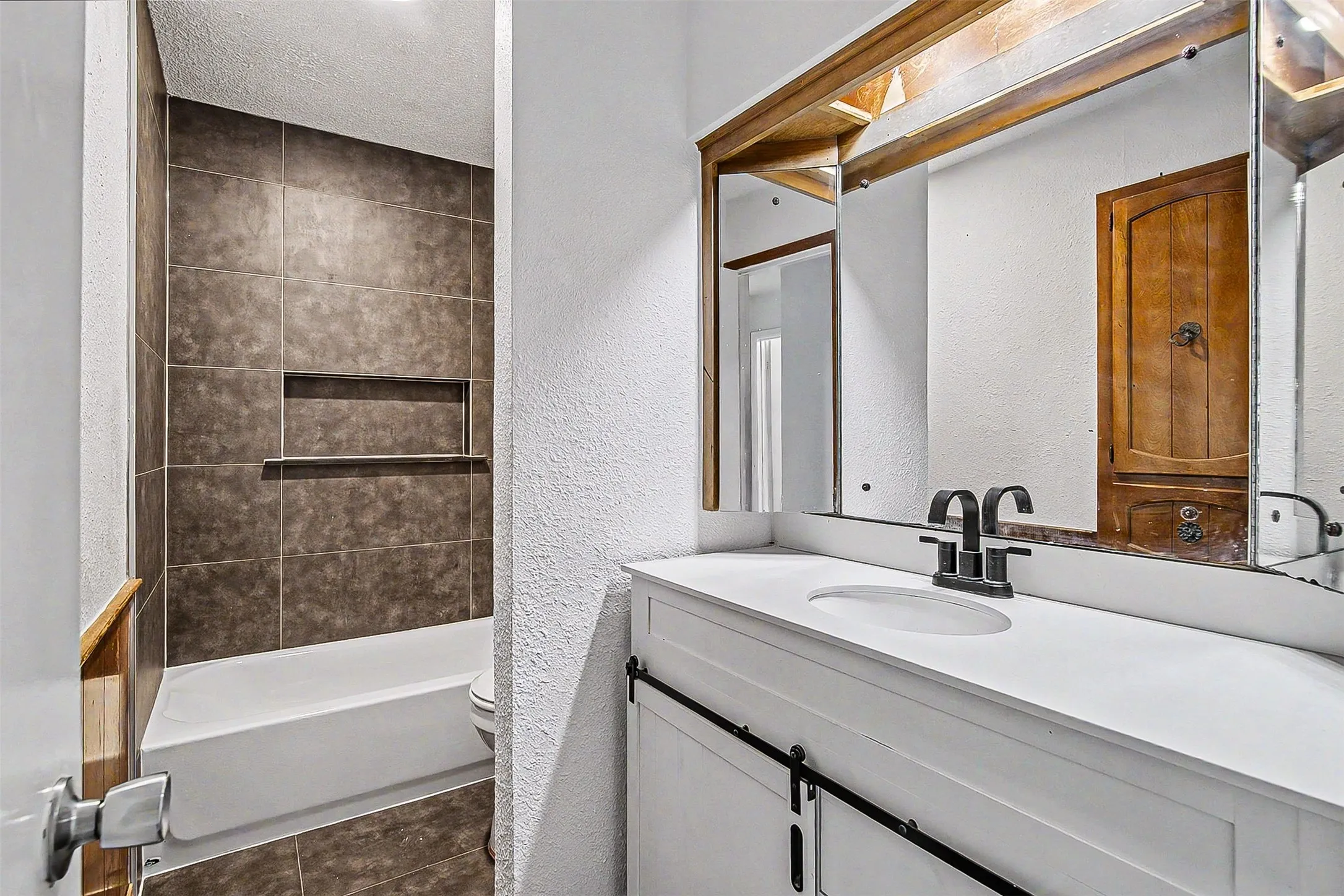 Single Family Residence For Rent in Johnson County , 325 NW Suzanne Terrace, Burleson, Texas 76028, 4 Bedroom, 2 Bathroom, 2 Garage spaces, 1,400 Sqft, built in 1970, mls#21388098, Real Estate Agent in Burleson, Homes For Rent in Johnson county, Homes For Rent in Burleson, Realtor in Burleson Texas, Real Estate Brokerage Independent Realty Texas, Luminita Cordes Realtor