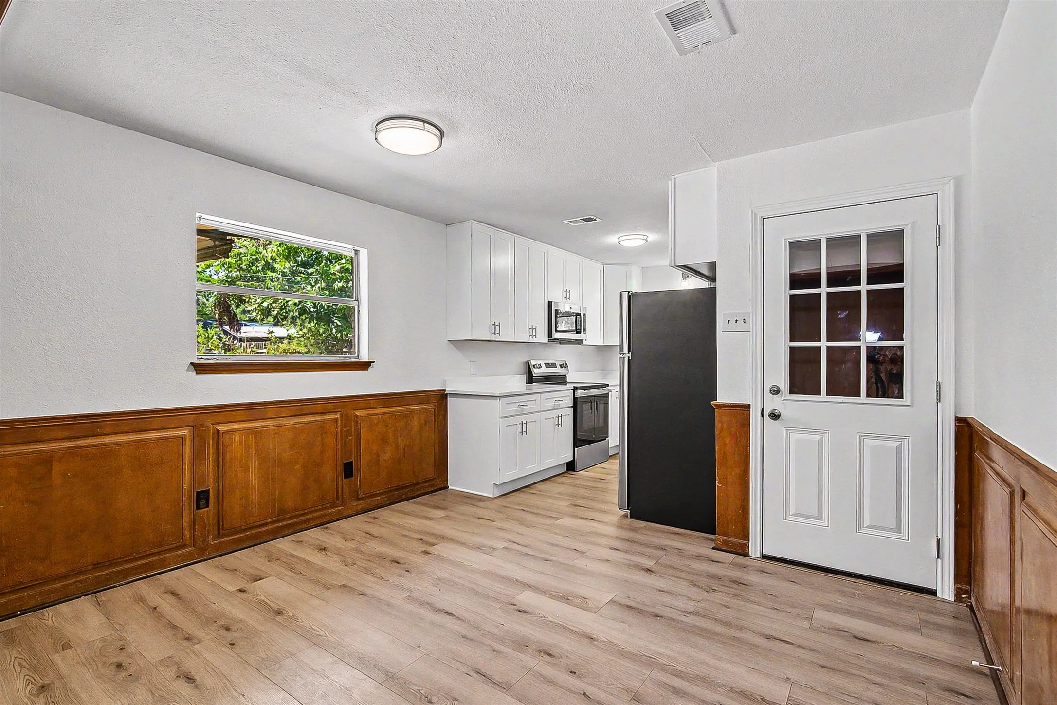 Single Family Residence For Rent in Johnson County , 325 NW Suzanne Terrace, Burleson, Texas 76028, 4 Bedroom, 2 Bathroom, 2 Garage spaces, 1,400 Sqft, built in 1970, mls#21388098, Real Estate Agent in Burleson, Homes For Rent in Johnson county, Homes For Rent in Burleson, Realtor in Burleson Texas, Real Estate Brokerage Independent Realty Texas, Luminita Cordes Realtor