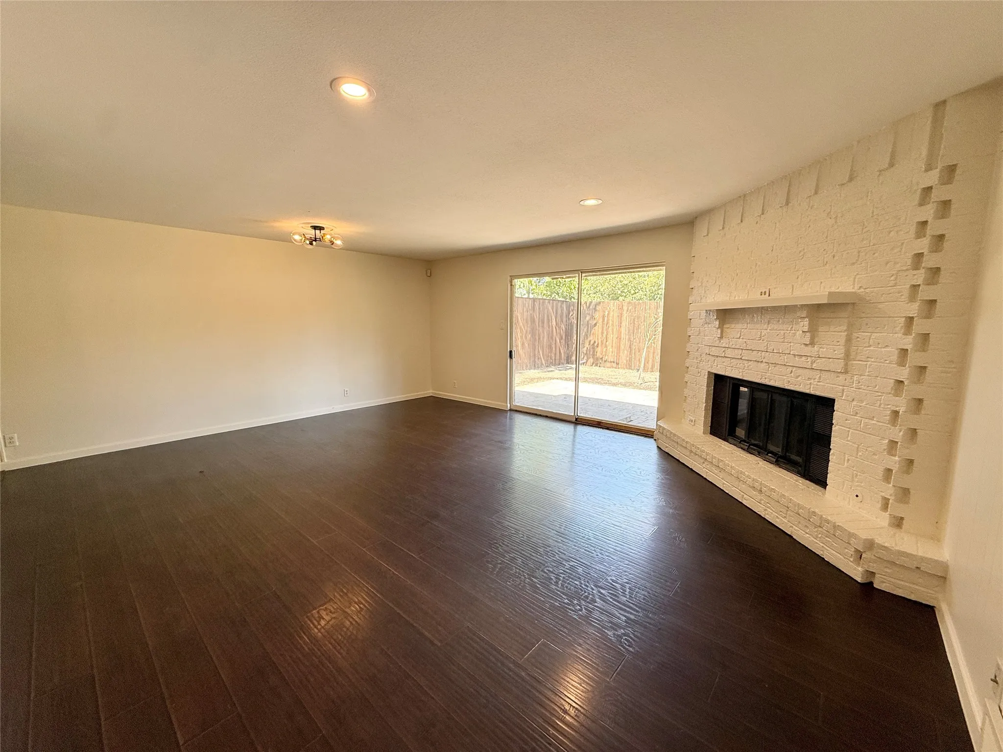 Single Family Residence For Rent in Dallas County , 818 Fontana Avenue, Richardson, Texas 75080, 3 Bedroom, 2 Bathroom, 2 Garage spaces, 1,574 Sqft, built in 1960, mls#21386635, Real Estate Agent in Richardson, Homes For Rent in Dallas county, Homes For Rent in Richardson, Realtor in Richardson Texas, Real Estate Brokerage Independent Realty Texas, Luminita Cordes Realtor