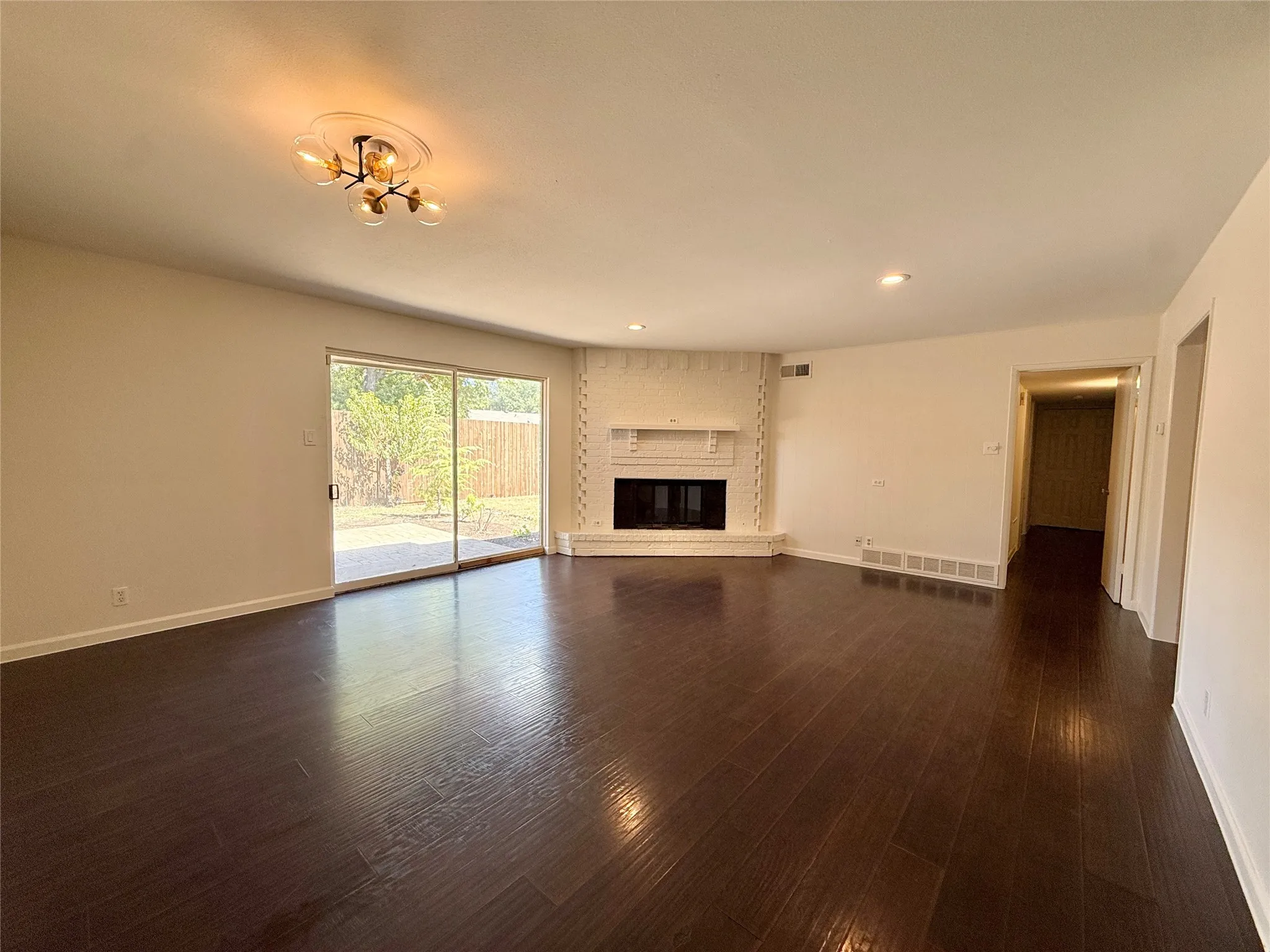 Single Family Residence For Rent in Dallas County , 818 Fontana Avenue, Richardson, Texas 75080, 3 Bedroom, 2 Bathroom, 2 Garage spaces, 1,574 Sqft, built in 1960, mls#21386635, Real Estate Agent in Richardson, Homes For Rent in Dallas county, Homes For Rent in Richardson, Realtor in Richardson Texas, Real Estate Brokerage Independent Realty Texas, Luminita Cordes Realtor