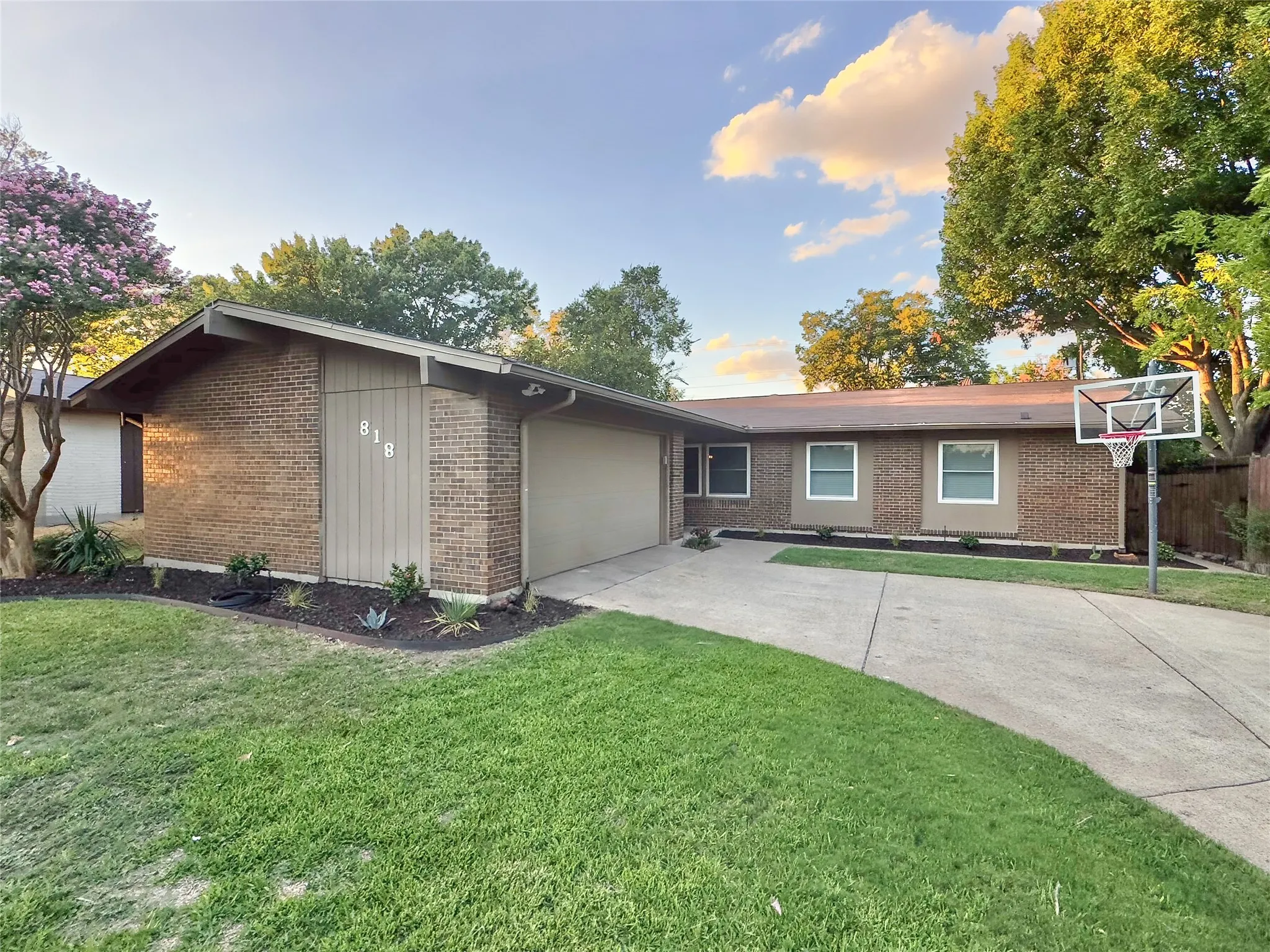 Single Family Residence For Rent in Dallas County , 818 Fontana Avenue, Richardson, Texas 75080, 3 Bedroom, 2 Bathroom, 2 Garage spaces, 1,574 Sqft, built in 1960, mls#21386635, Real Estate Agent in Richardson, Homes For Rent in Dallas county, Homes For Rent in Richardson, Realtor in Richardson Texas, Real Estate Brokerage Independent Realty Texas, Luminita Cordes Realtor