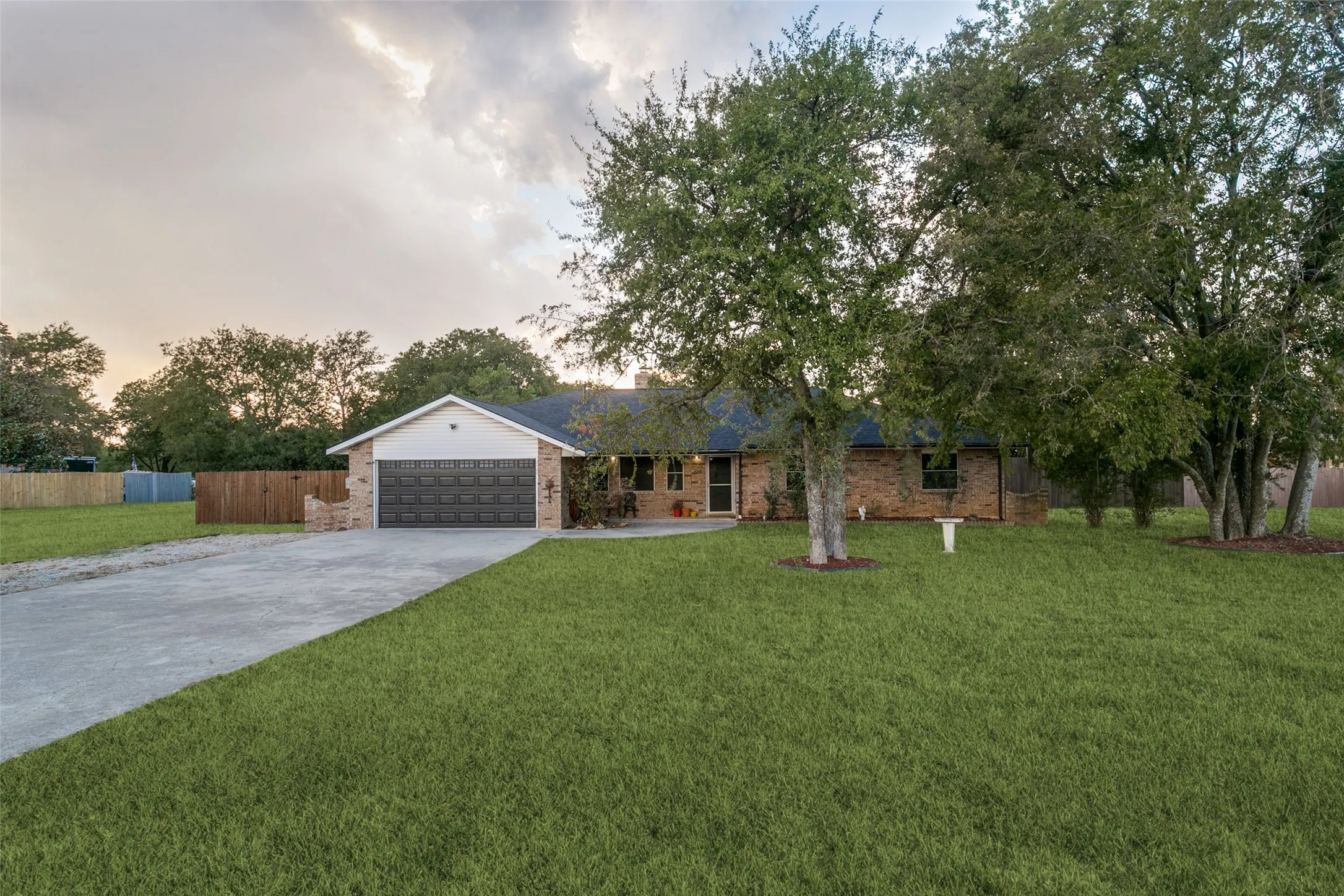 Single Family Residence For Sale in Denton County , 2400 S Bonnie Brae Street, Denton, Texas 76207, 3 Bedroom, 3 Bathroom, 2 Garage spaces, 2,480 Sqft, built in 2001, mls#21388040, Real Estate Agent in Denton, Homes For Sale in Denton county, Homes For Sale in Denton, Realtor in Denton Texas, Real Estate Brokerage Independent Realty Texas, Luminita Cordes Realtor