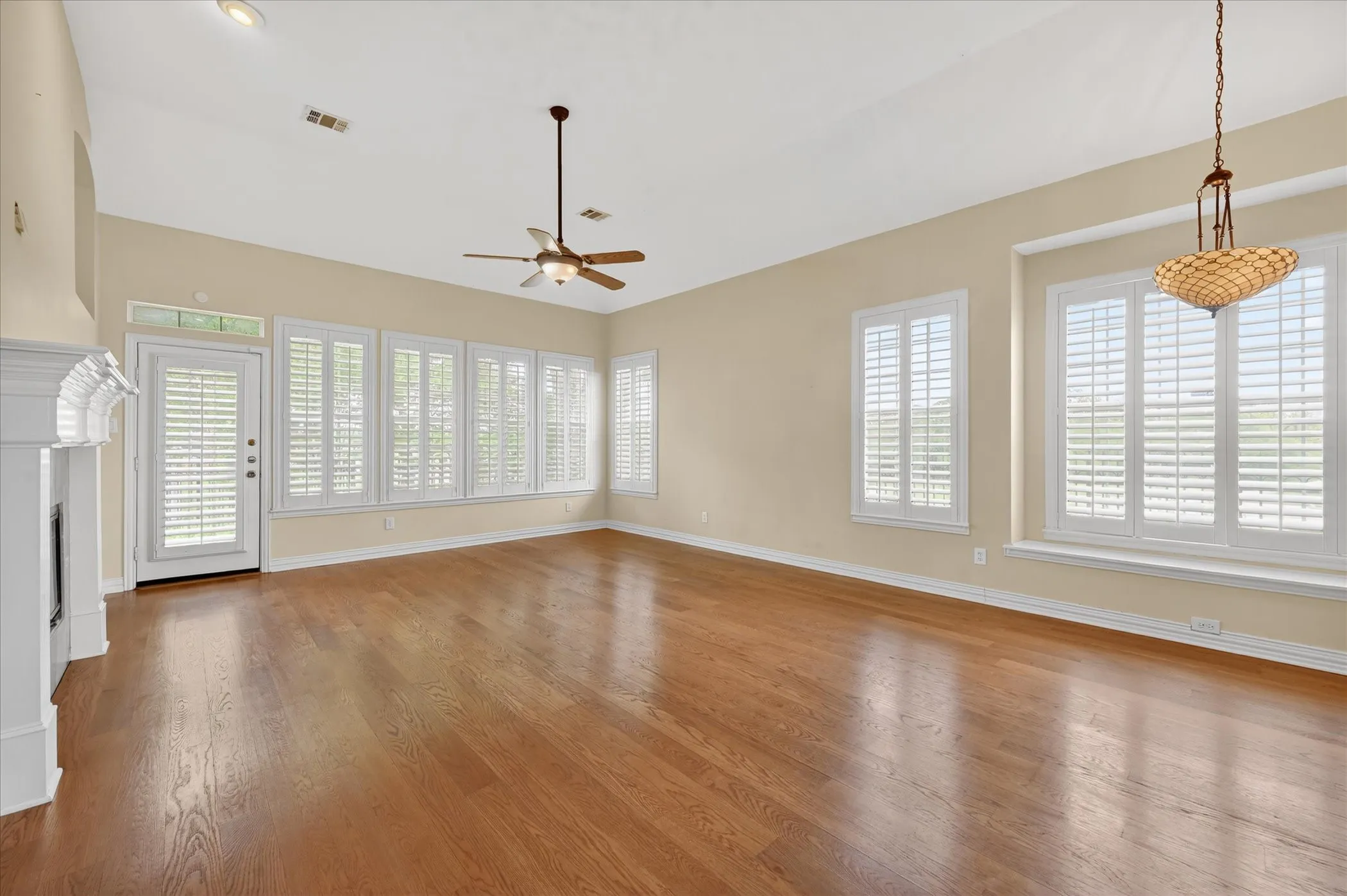 Single Family Residence For Rent in Collin County , 3500 Christopher Lane, Richardson, Texas 75082, 3 Bedroom, 2 Bathroom, 2 Garage spaces, 2,318 Sqft, built in 1998, mls#21388038, Real Estate Agent in Richardson, Homes For Rent in Collin county, Homes For Rent in Richardson, Realtor in Richardson Texas, Real Estate Brokerage Independent Realty Texas, Luminita Cordes Realtor