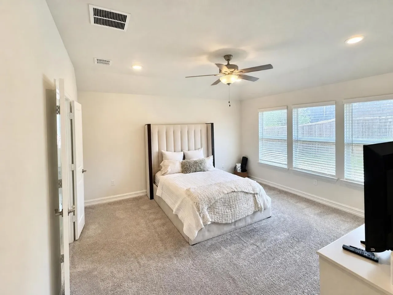 Single Family Residence For Rent in Denton County , 2812 Ranger Lane, Aubrey, Texas 76227, 3 Bedroom, 2 Bathroom, 2 Garage spaces, 2,154 Sqft, built in 2021, mls#21388118, Real Estate Agent in Aubrey, Homes For Rent in Denton county, Homes For Rent in Aubrey, Realtor in Aubrey Texas, Real Estate Brokerage Independent Realty Texas, Luminita Cordes Realtor