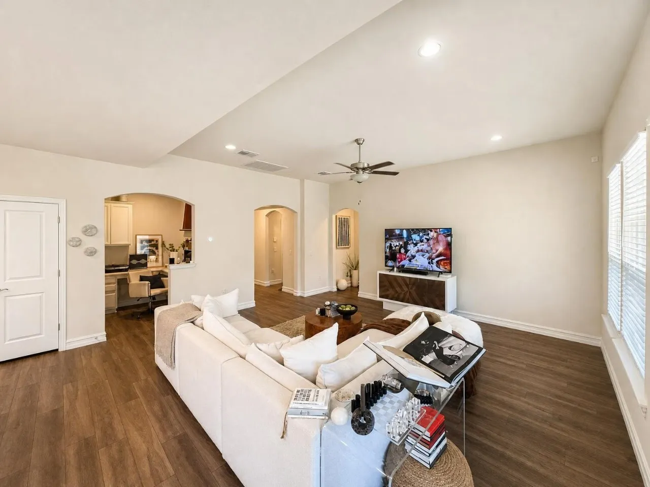 Single Family Residence For Rent in Denton County , 2812 Ranger Lane, Aubrey, Texas 76227, 3 Bedroom, 2 Bathroom, 2 Garage spaces, 2,154 Sqft, built in 2021, mls#21388118, Real Estate Agent in Aubrey, Homes For Rent in Denton county, Homes For Rent in Aubrey, Realtor in Aubrey Texas, Real Estate Brokerage Independent Realty Texas, Luminita Cordes Realtor