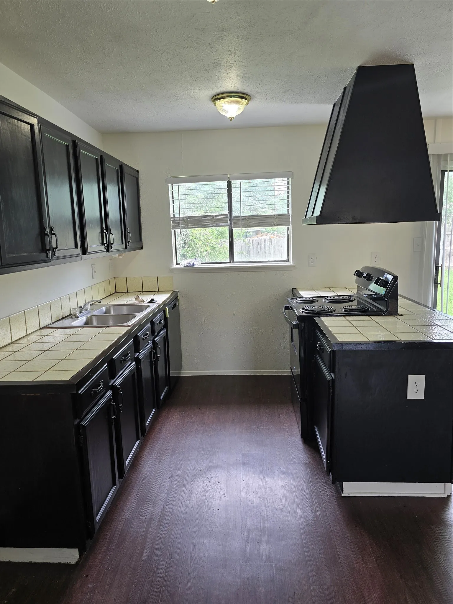 New stove and dishwasher.