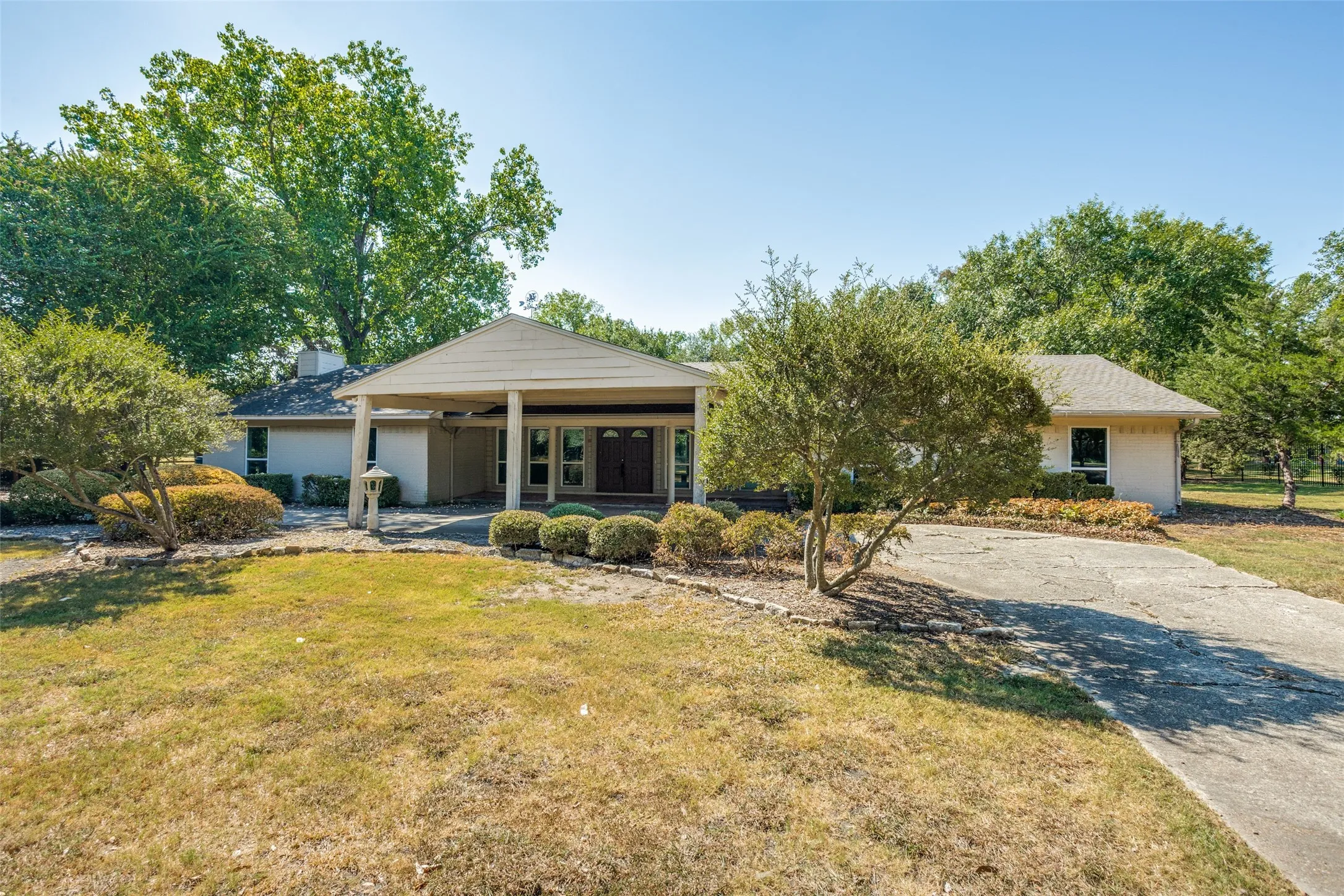 Single Family Residence For Sale in Collin County , 6804 Poco Drive, Parker, Texas 75002, 4 Bedroom, 3 Bathroom, Garage spaces, 2,388 Sqft, built in 1980, mls#21388102, Real Estate Agent in Parker, Homes For Sale in Collin county, Homes For Sale in Parker, Realtor in Parker Texas, Real Estate Brokerage Independent Realty Texas, Luminita Cordes Realtor