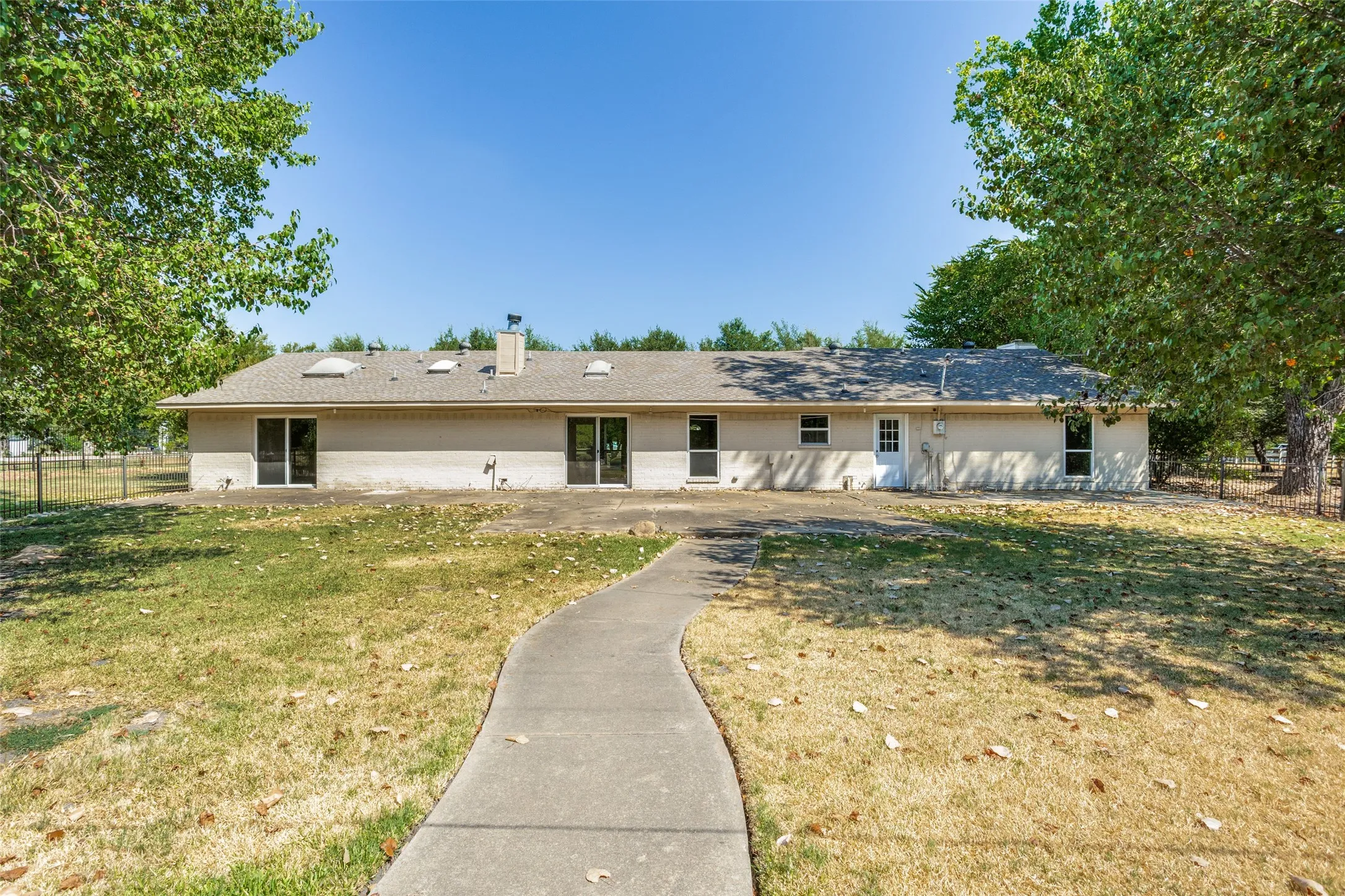 Single Family Residence For Sale in Collin County , 6804 Poco Drive, Parker, Texas 75002, 4 Bedroom, 3 Bathroom, Garage spaces, 2,388 Sqft, built in 1980, mls#21388102, Real Estate Agent in Parker, Homes For Sale in Collin county, Homes For Sale in Parker, Realtor in Parker Texas, Real Estate Brokerage Independent Realty Texas, Luminita Cordes Realtor