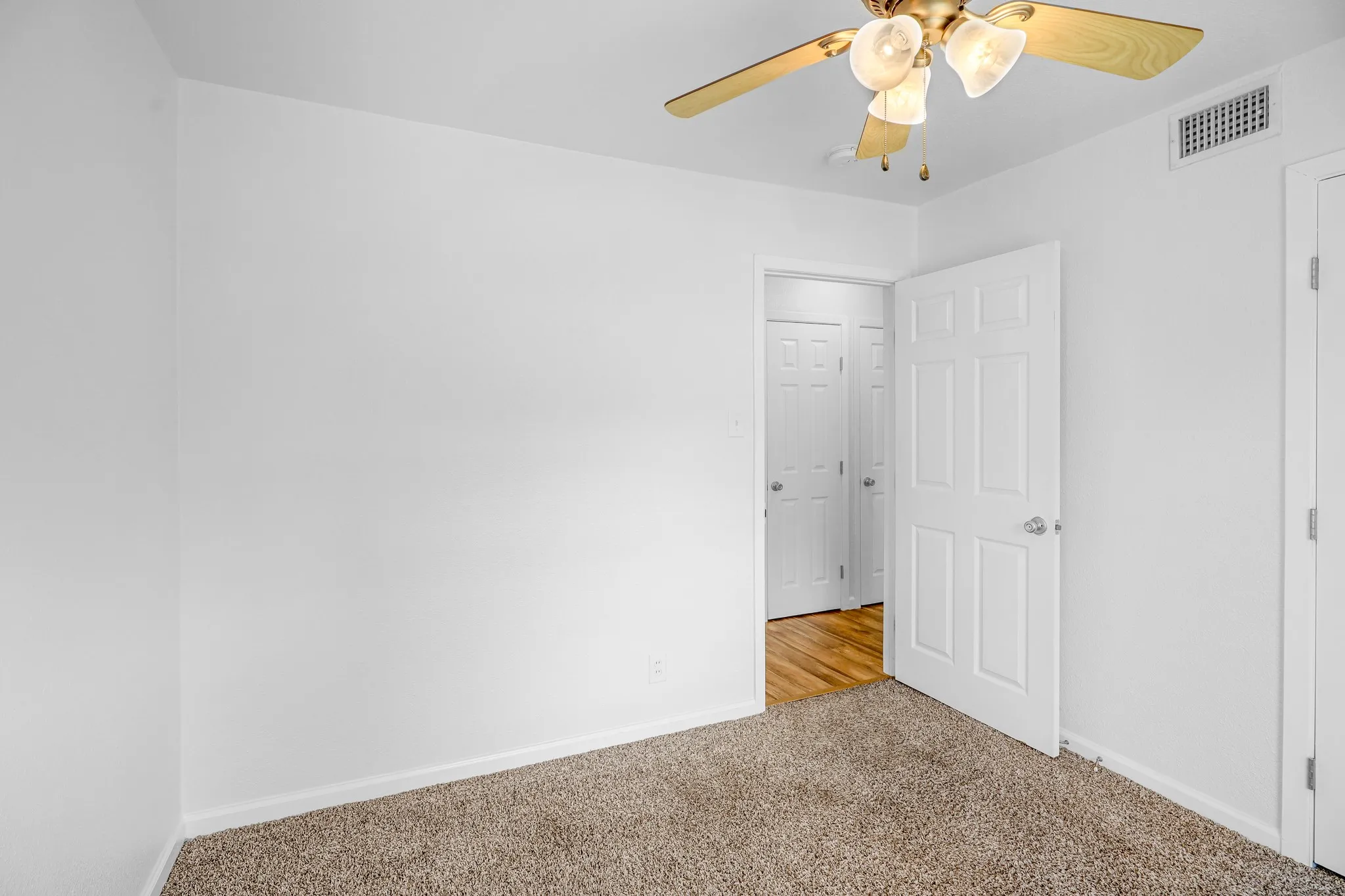 Single Family Residence For Rent in Dallas County , 3052 Cameo Lane, Farmers Branch, Texas 75234, 3 Bedroom, 2 Bathroom, 2 Garage spaces, 1,192 Sqft, built in 1958, mls#21385889, Real Estate Agent in Farmers Branch, Homes For Rent in Dallas county, Homes For Rent in Farmers Branch, Realtor in Farmers Branch Texas, Real Estate Brokerage Independent Realty Texas, Luminita Cordes Realtor